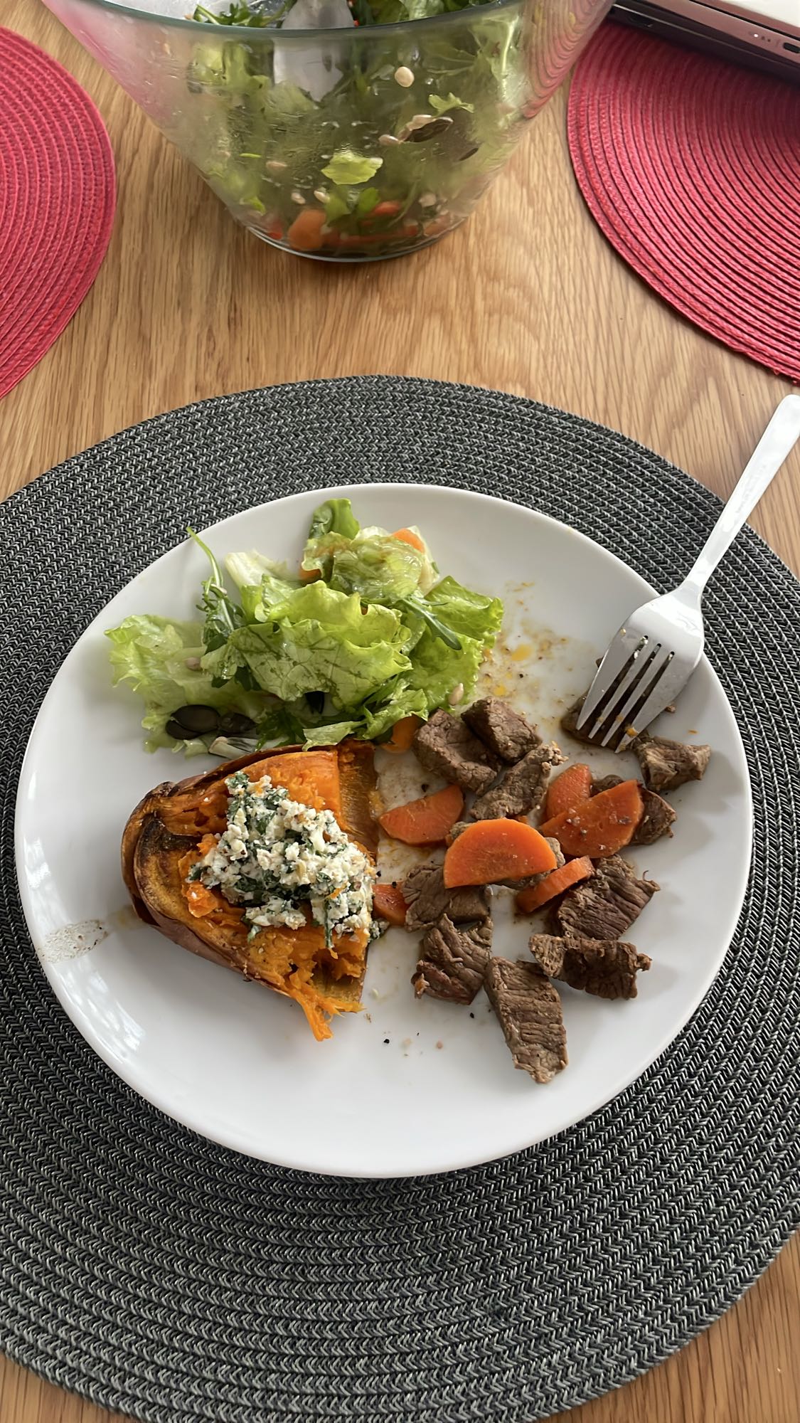 Vlees met salade en zoete aardappel