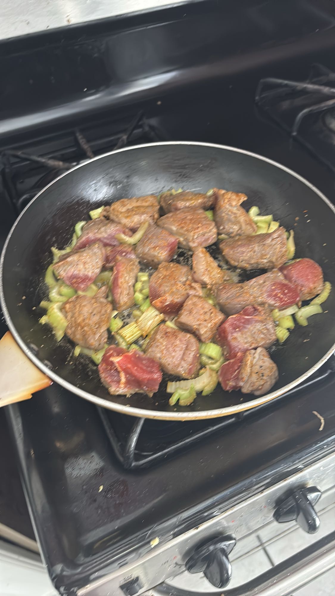 Carne con apio salteado