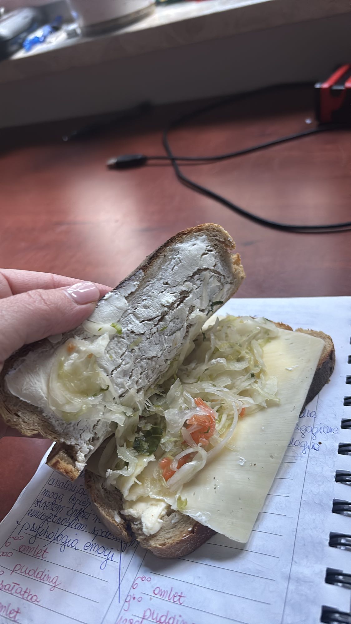 Kanapka z serem i kapustą