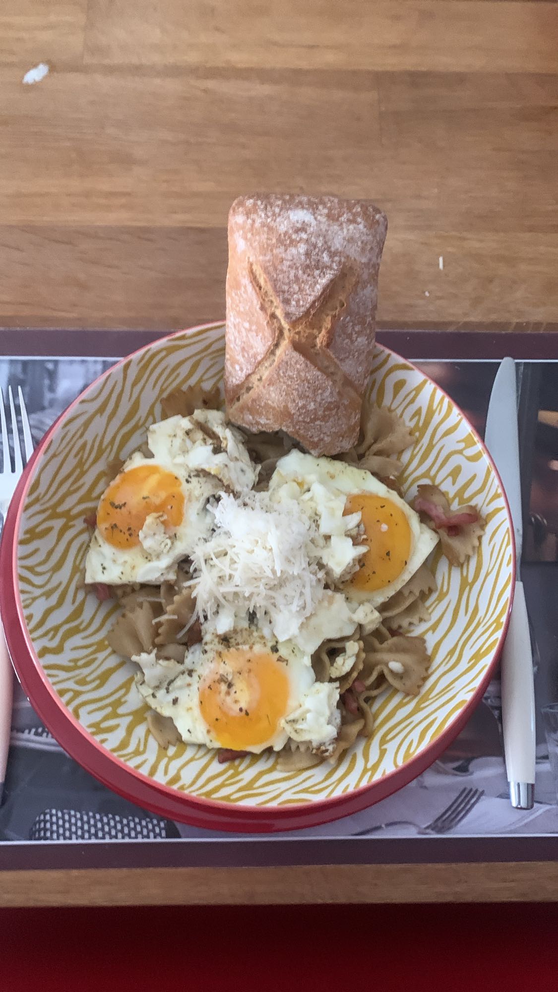 Pâtes aux œufs et pain