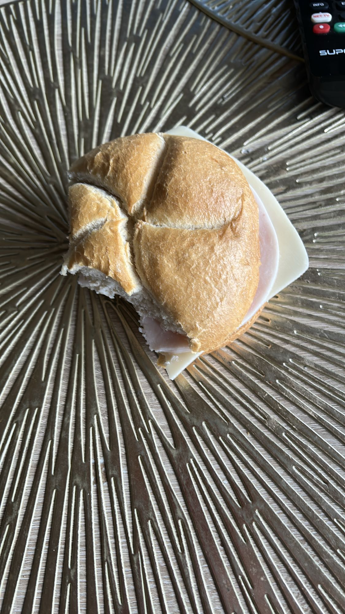 kanapka z szynką i serem