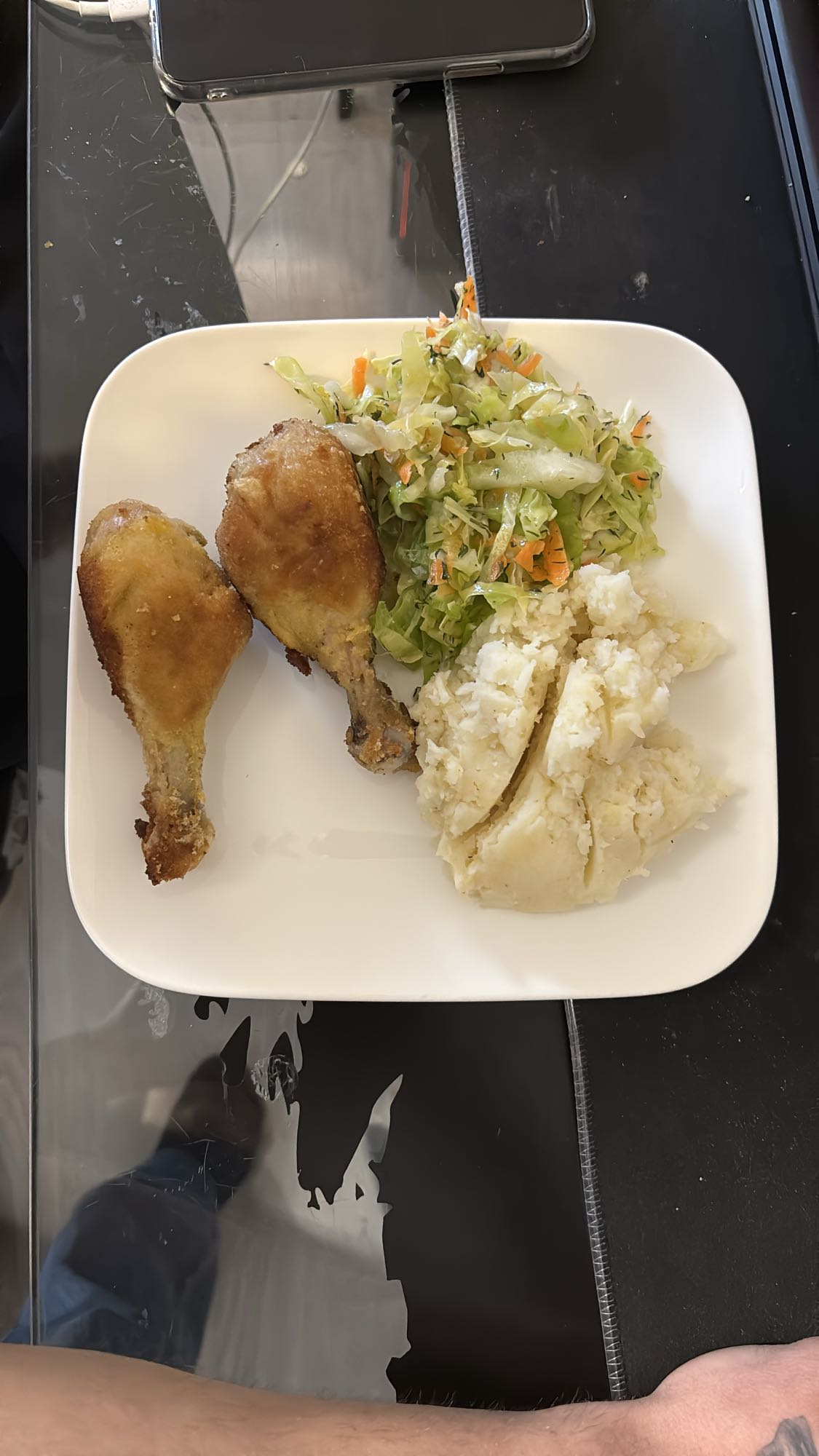 Udka z ziemniakami i surówką