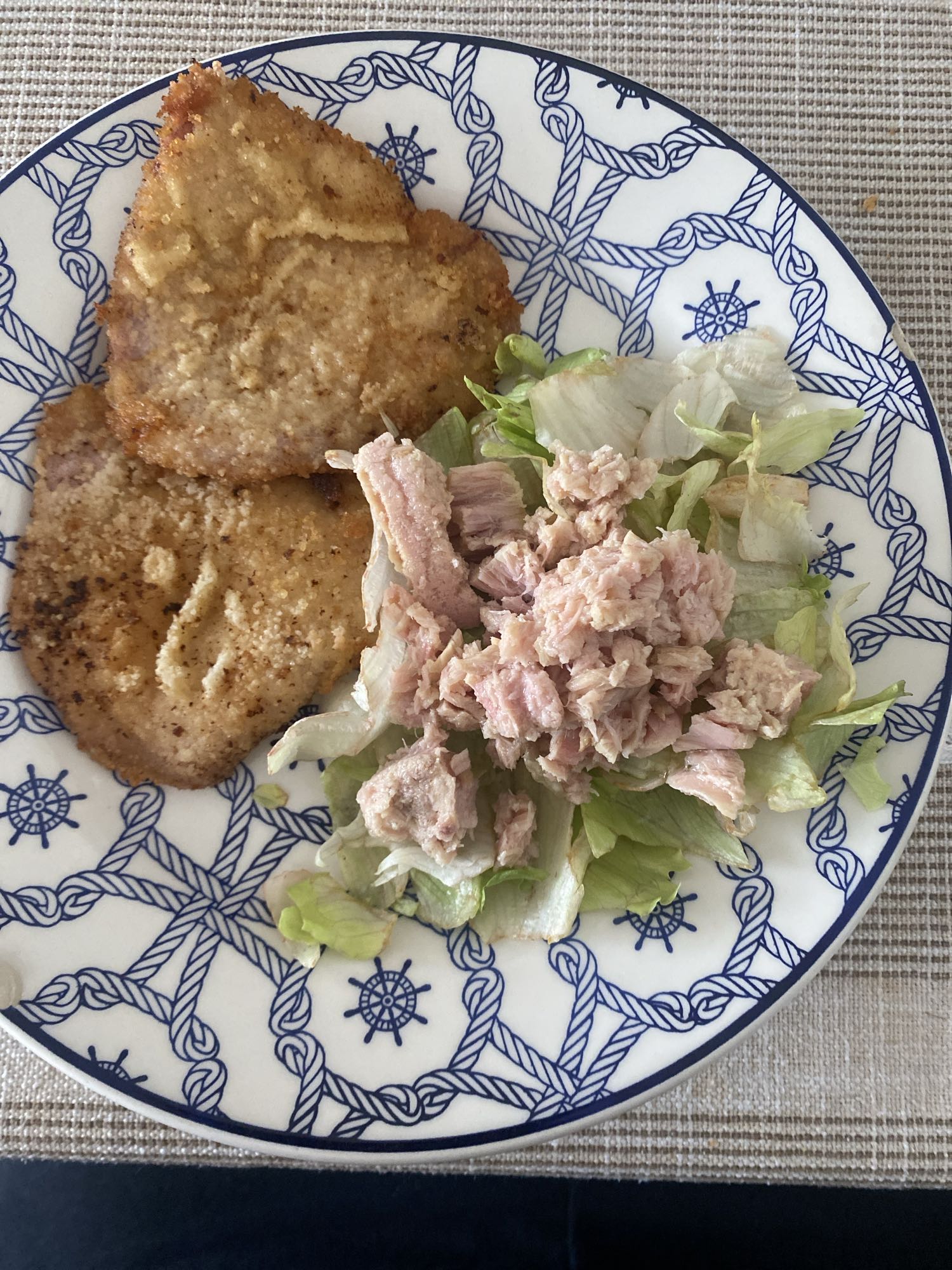 Ensalada con atún y milanesa