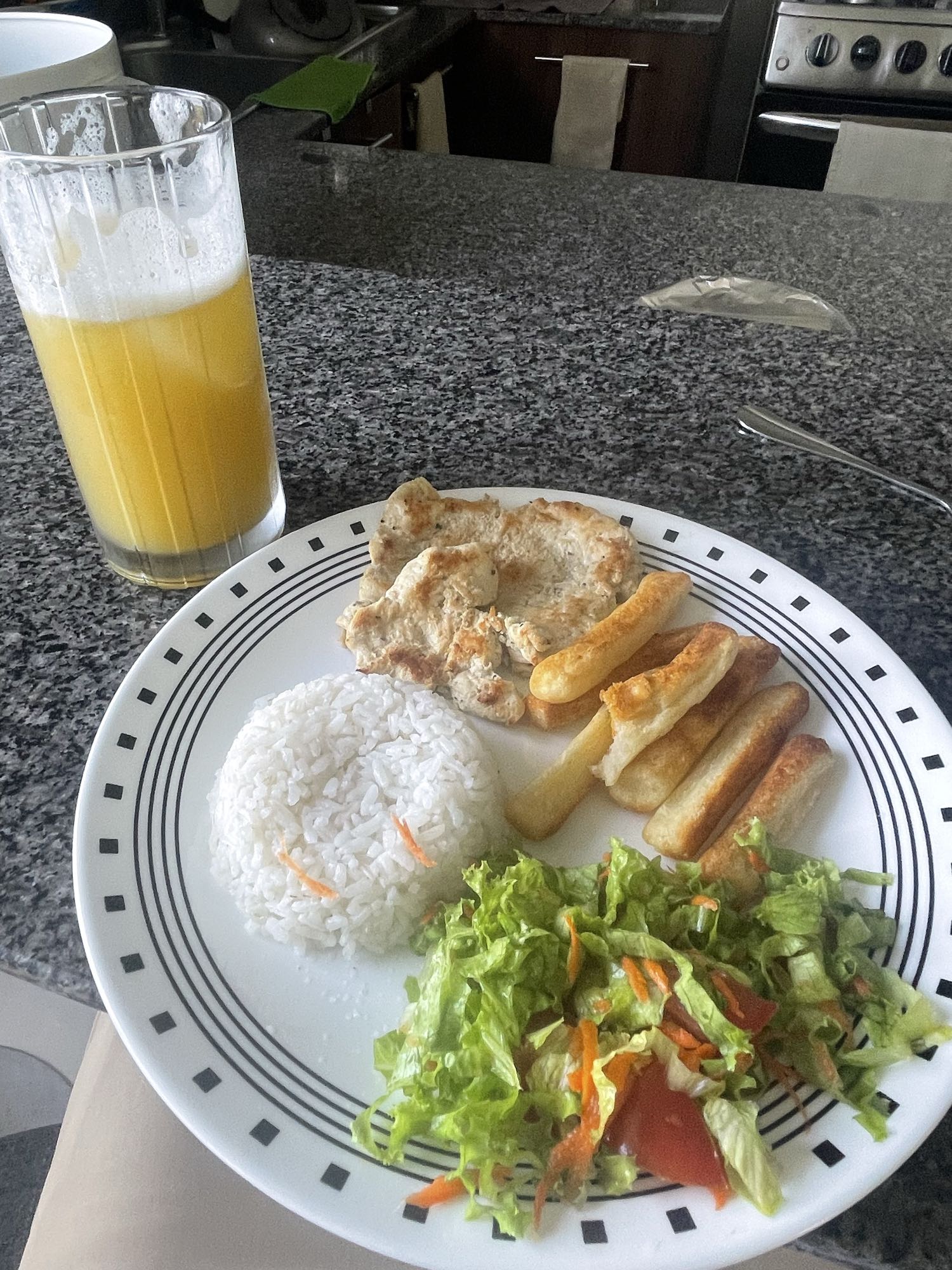 Pollo con arroz y ensalada