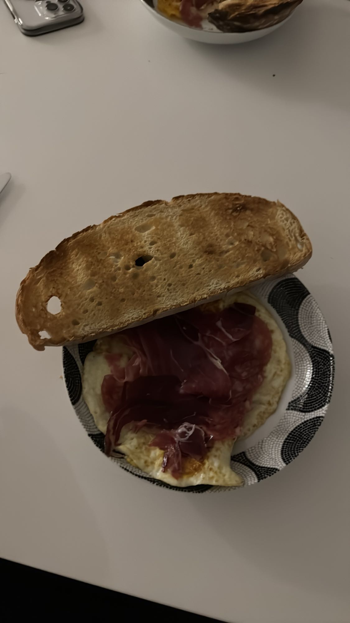 Tostada con jamón y huevo