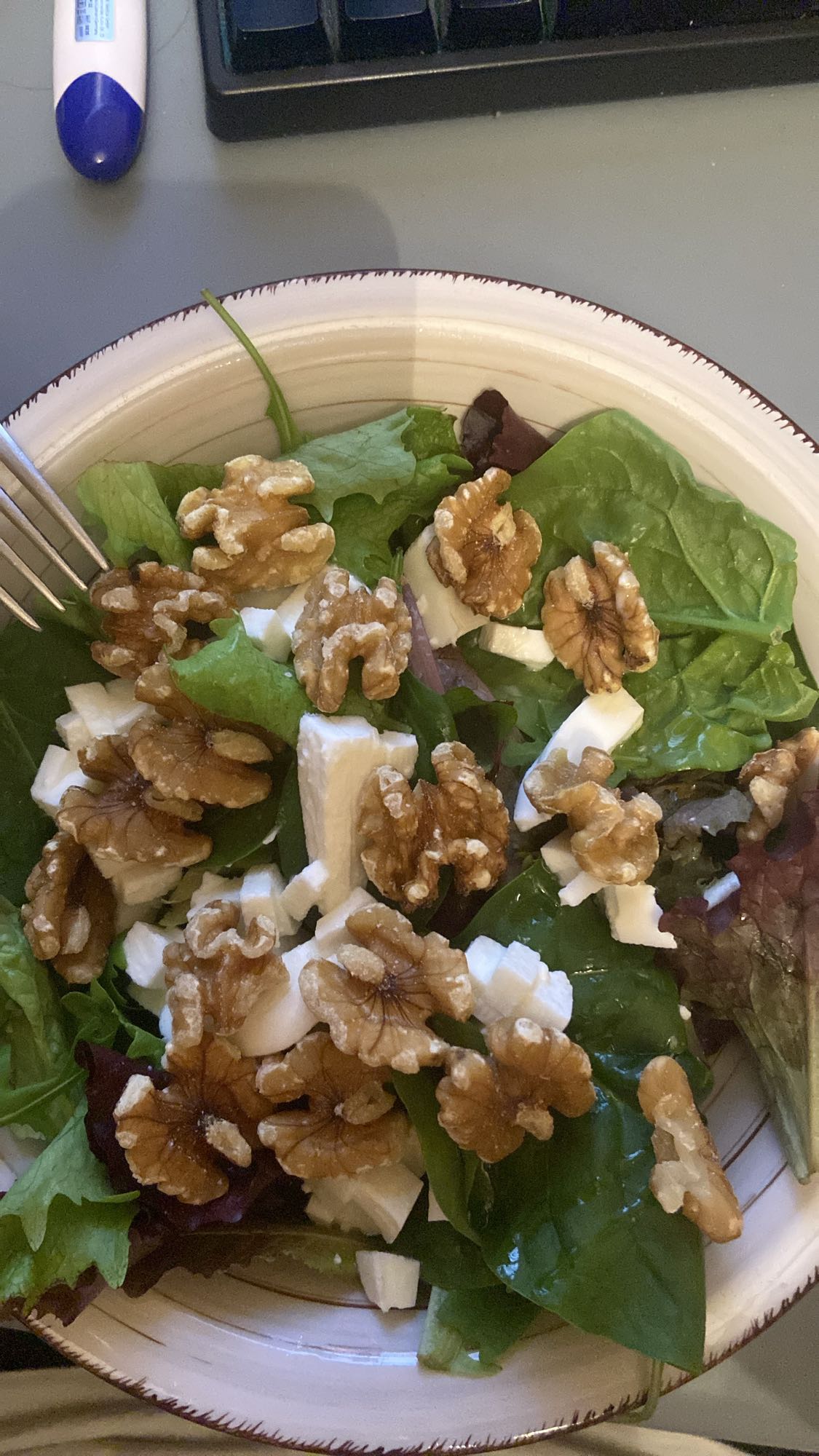 Ensalada de nueces y queso