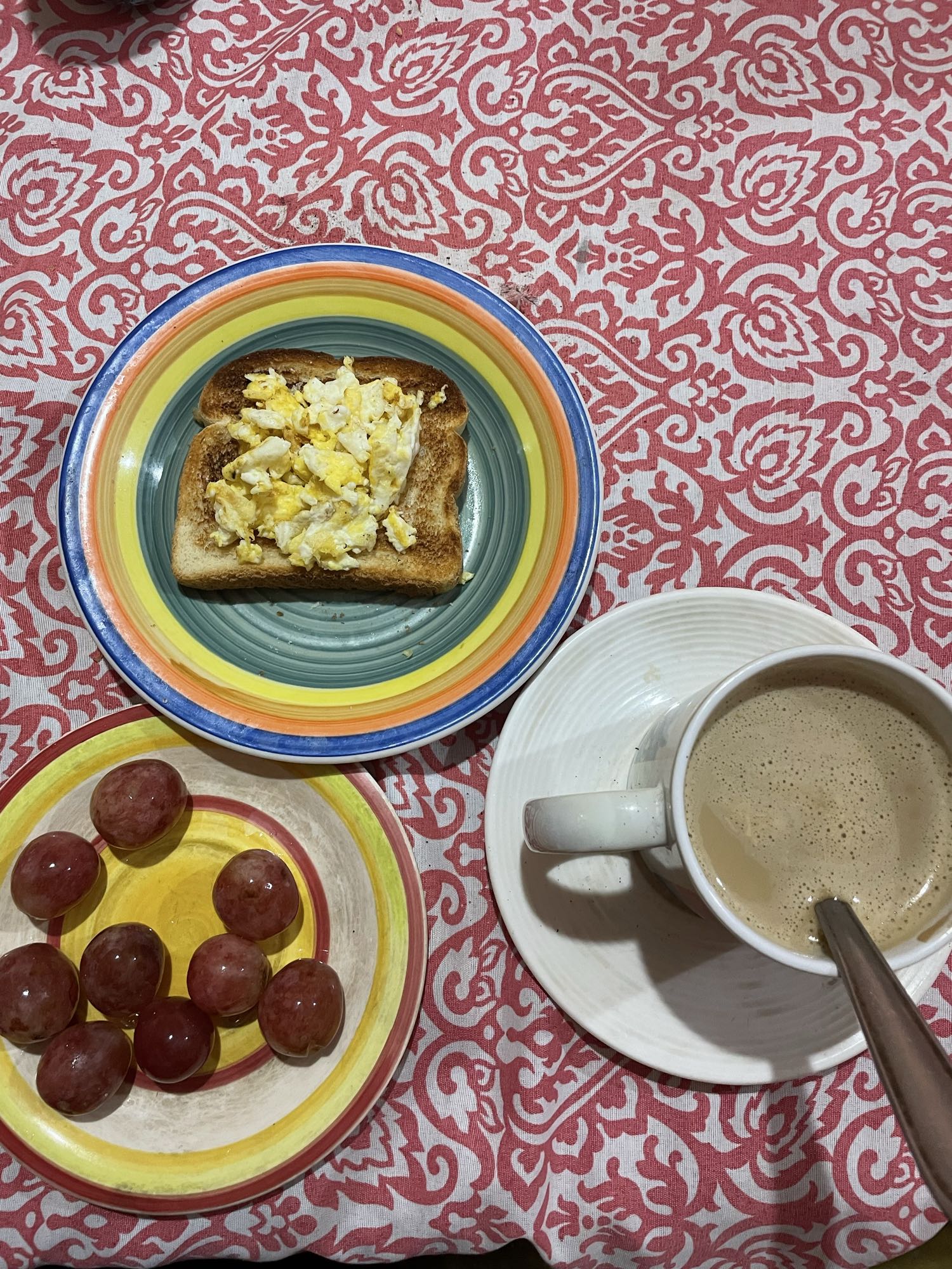 Desayuno con huevo y café