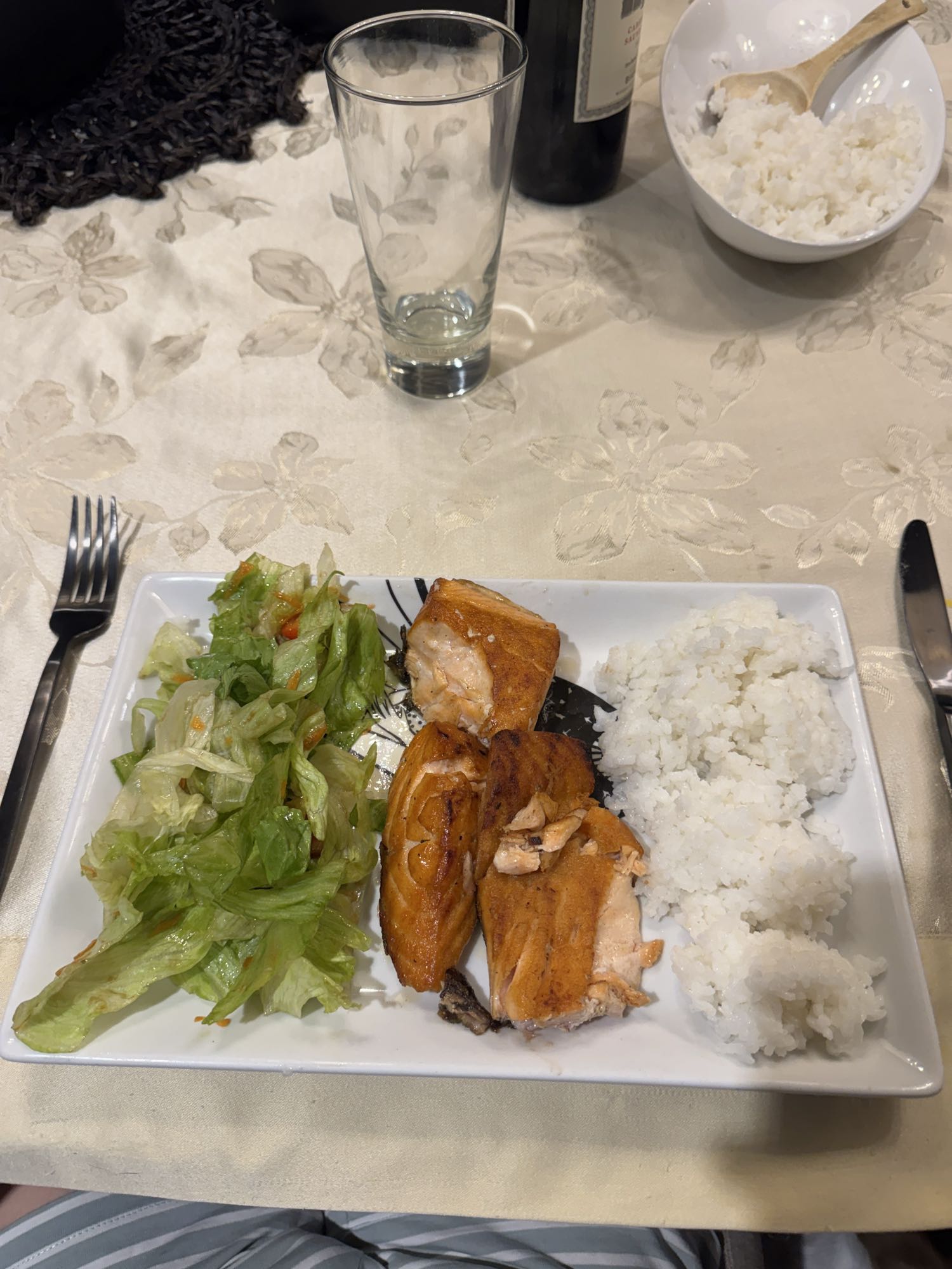 Salmón con arroz y ensalada