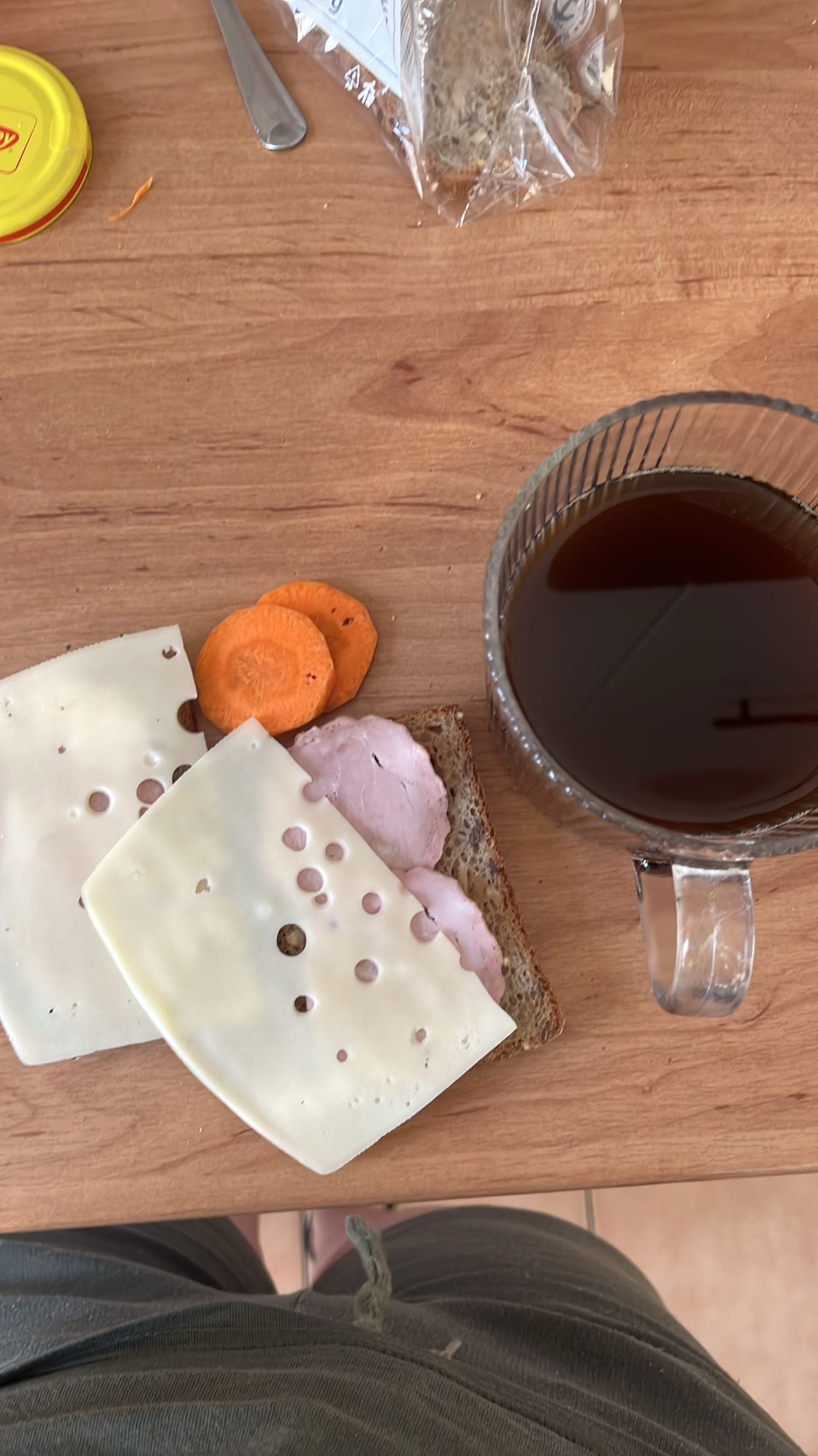 Бутерброд с сыром и ветчиной