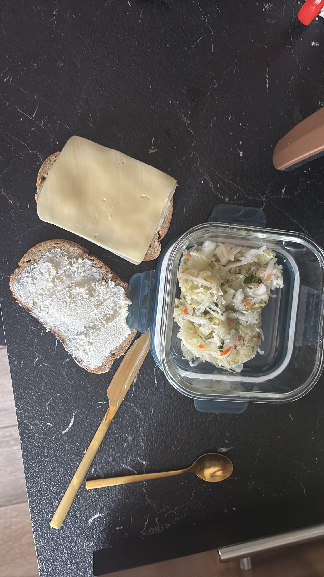 Kanapki z serem i surówką