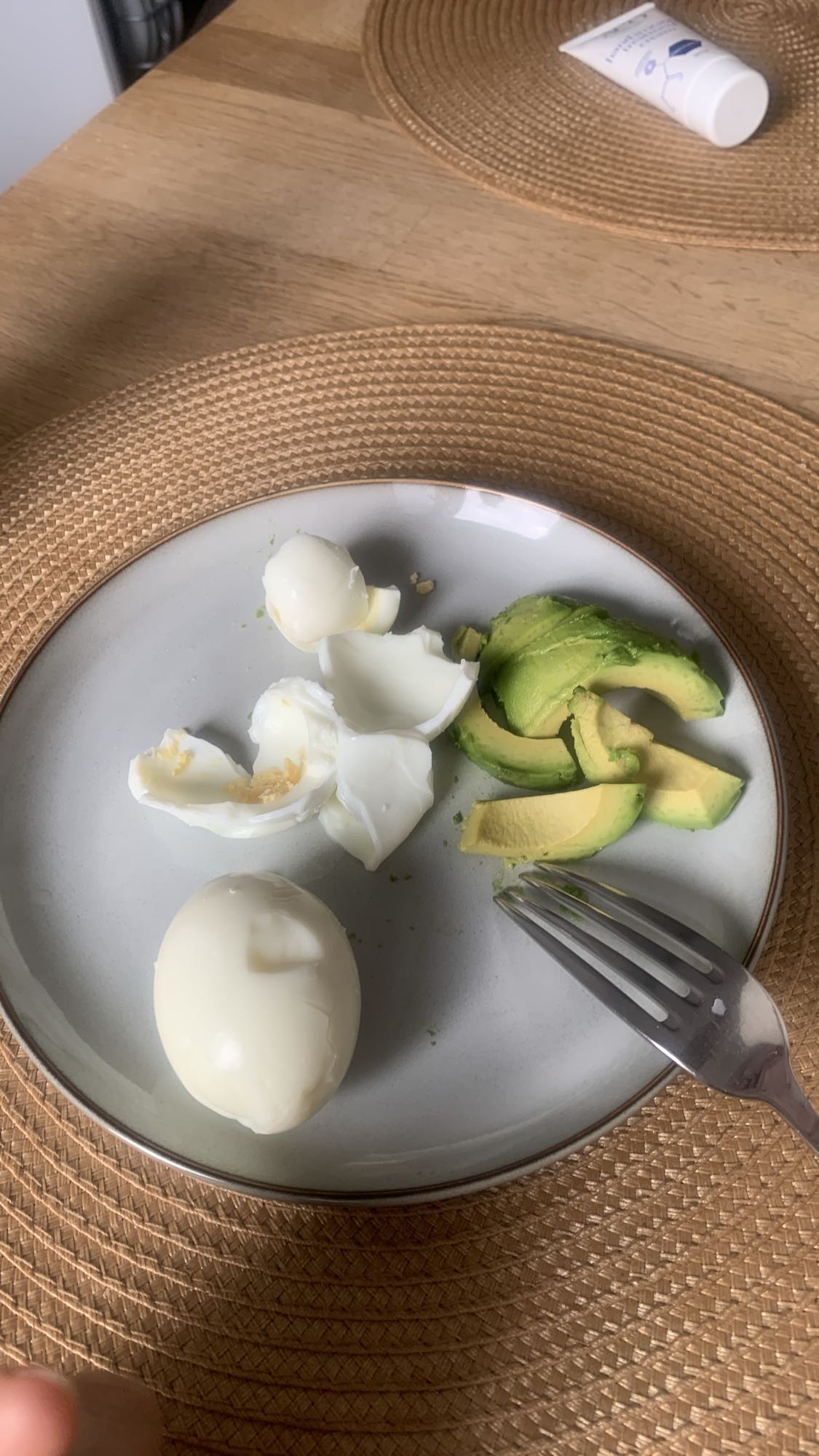Ägg och avokado tallrik