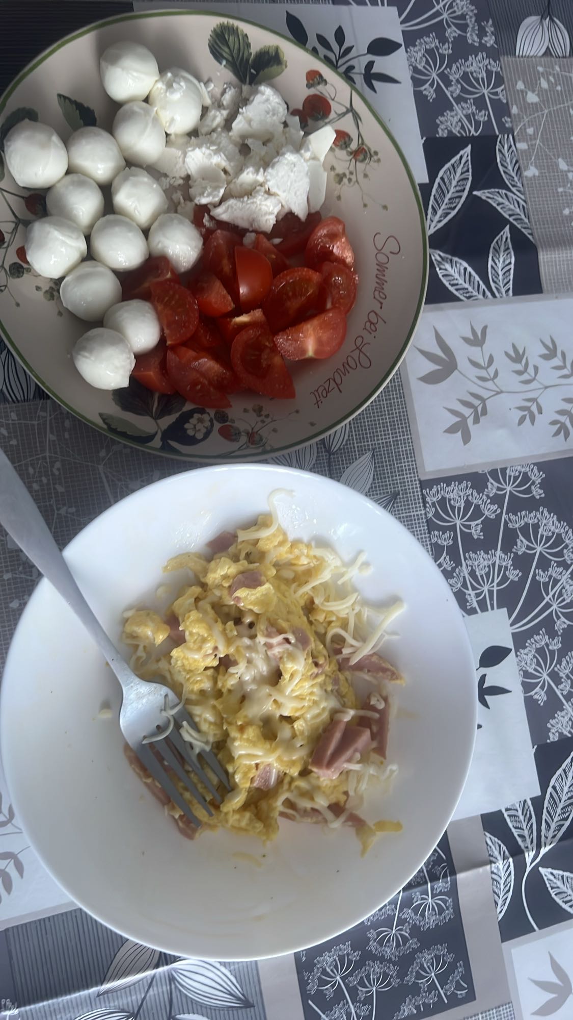 Eier mit Käse und Salat