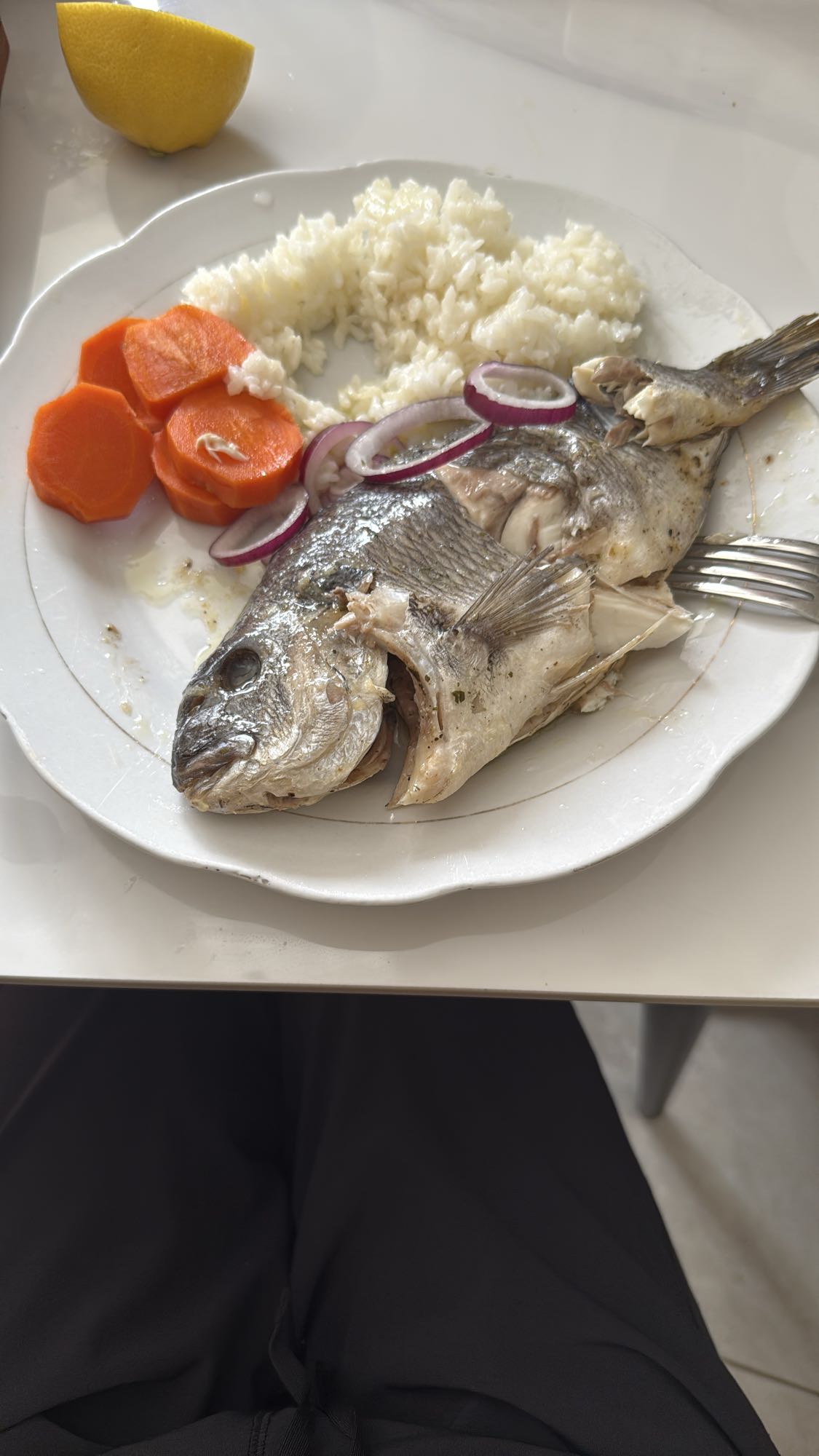 Рыба с рисом и морковью