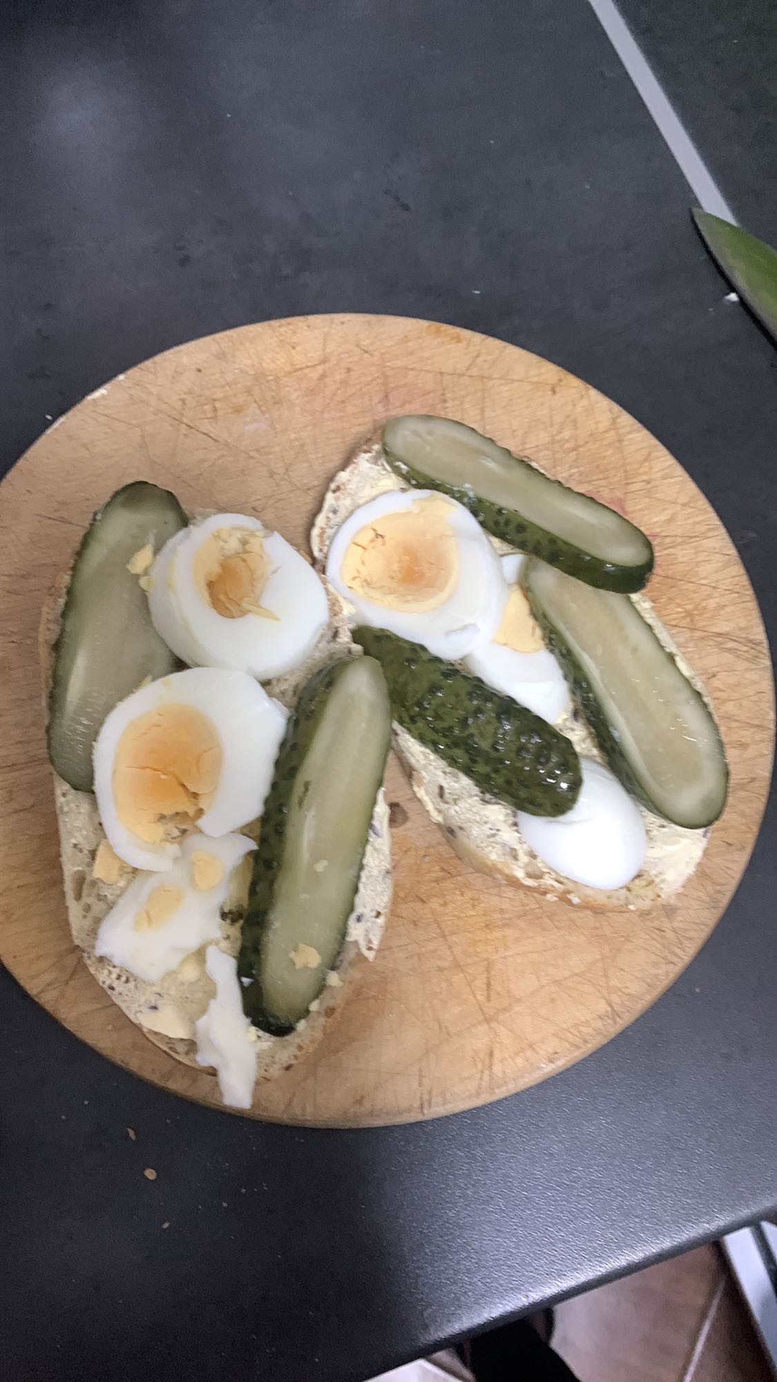 Kanapki z jajkiem i ogórkiem