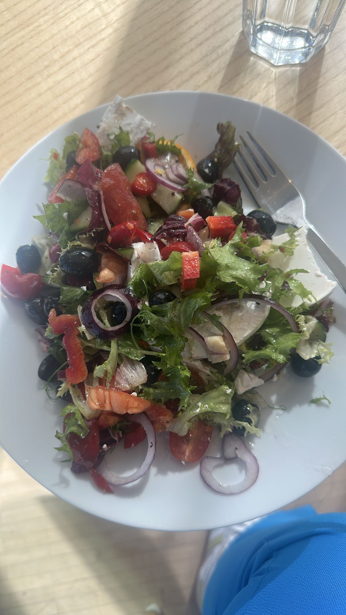 Grekisk sallad med lax