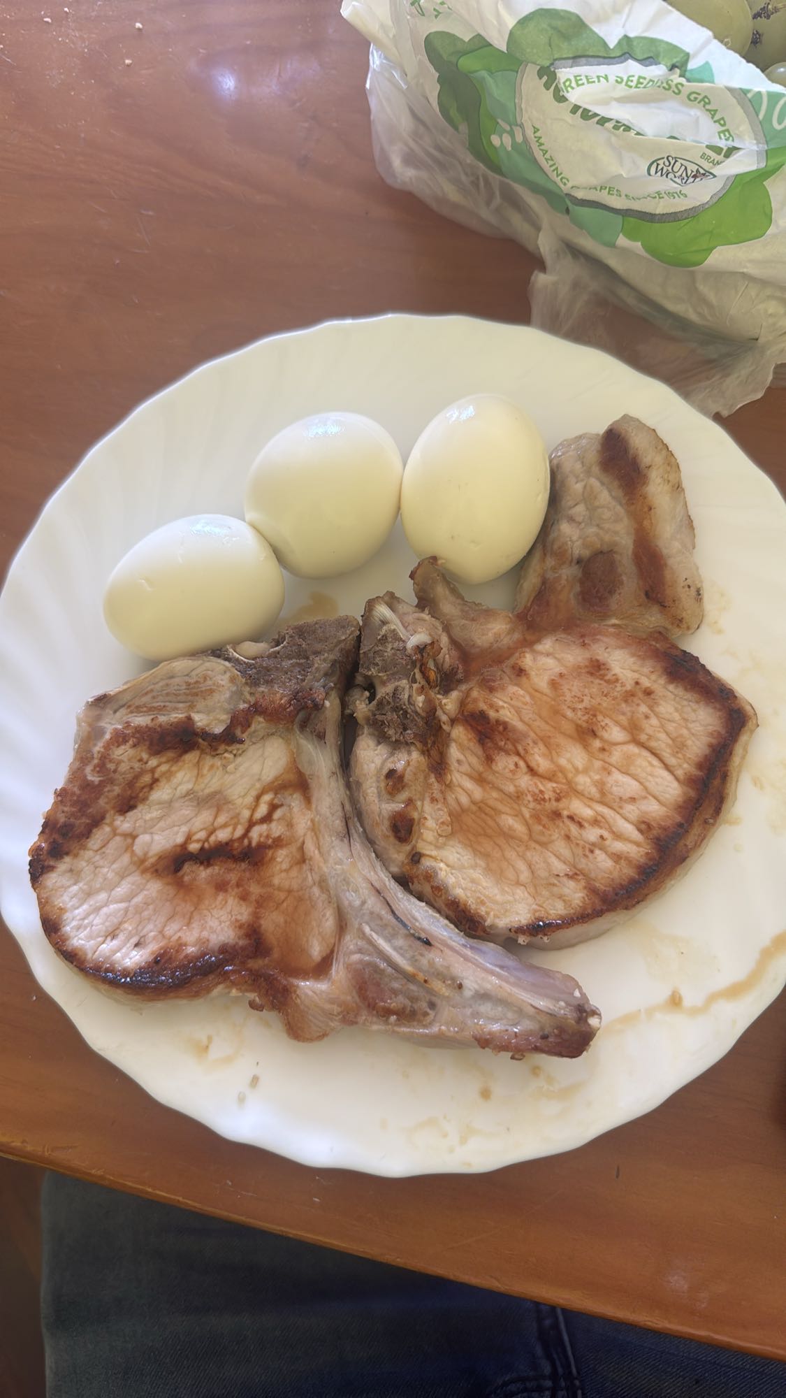 Chuletas con huevos cocidos