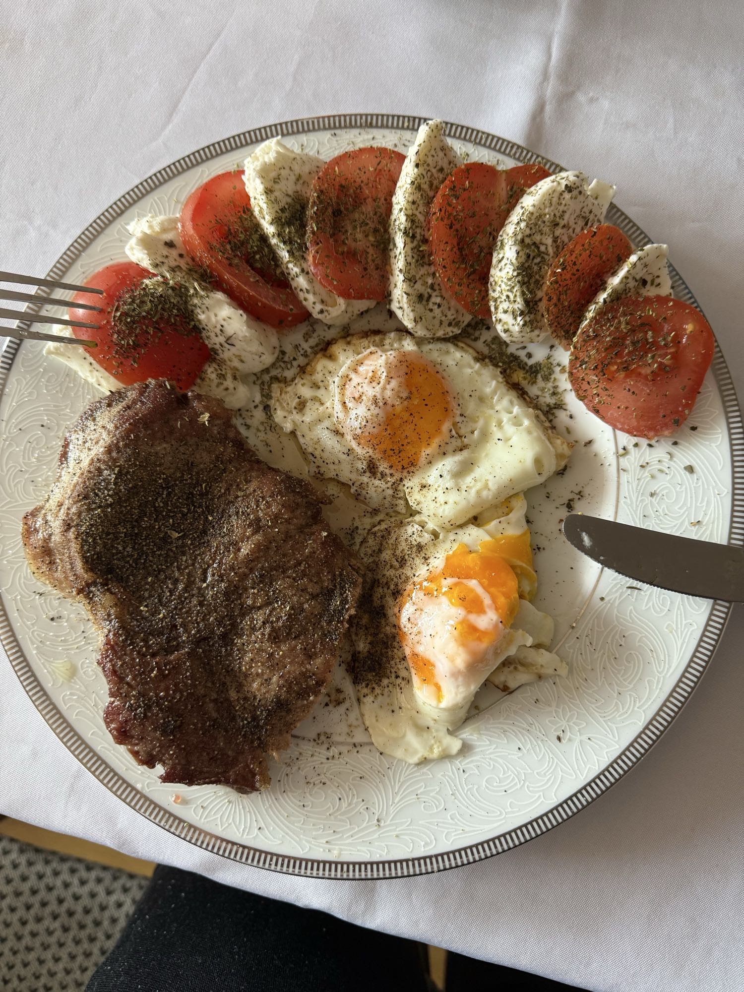 Stek z jajkiem i mozzarellą