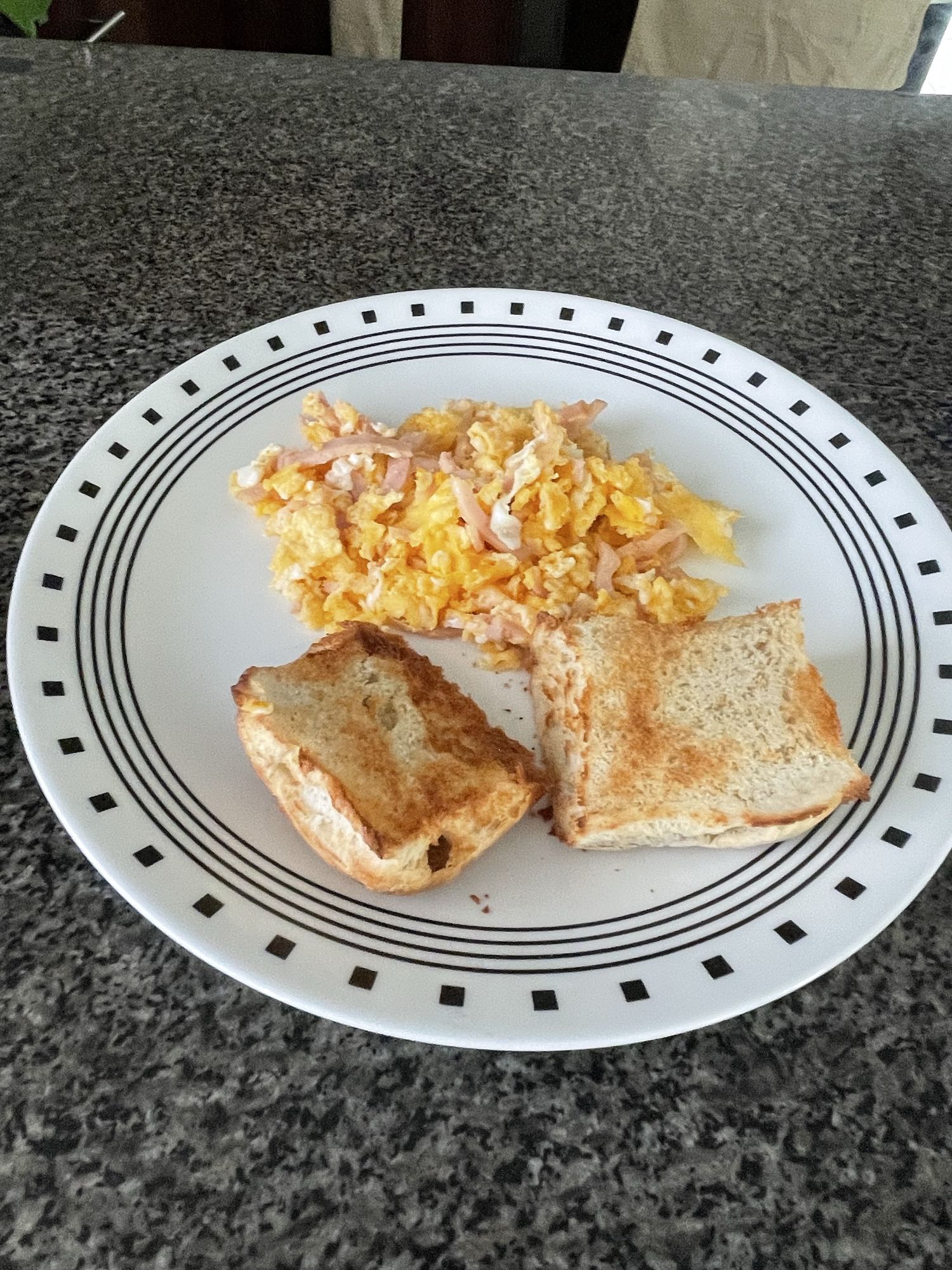 Huevos con pan tostado