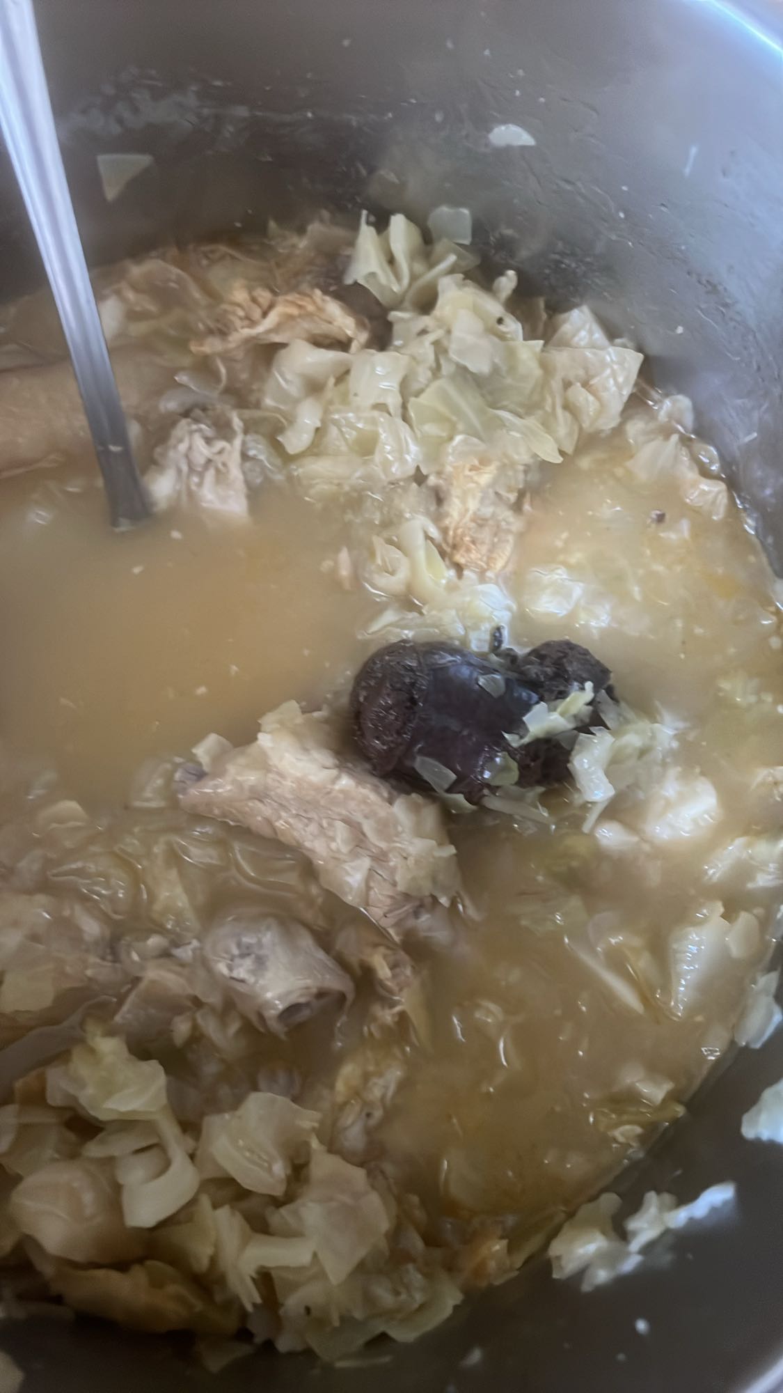 Sopa de repollo y carne