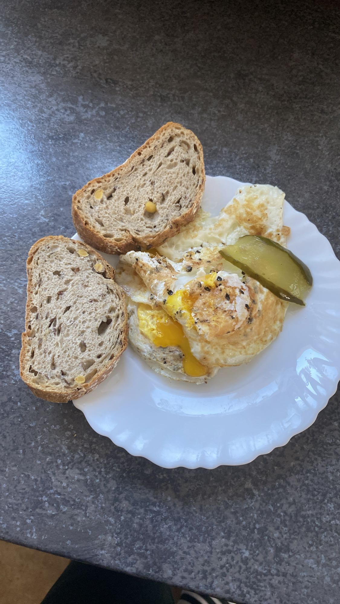 Jajka z chlebem i ogórkiem