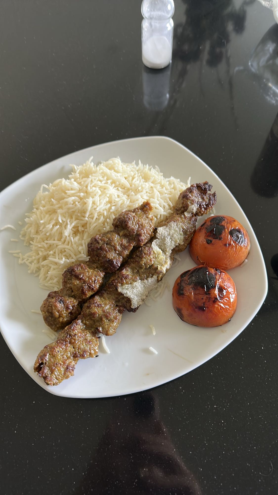 Kebab med ris och tomat