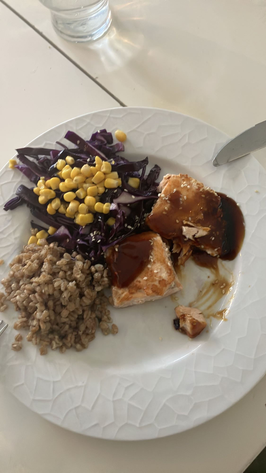 Lax med korn och sallad