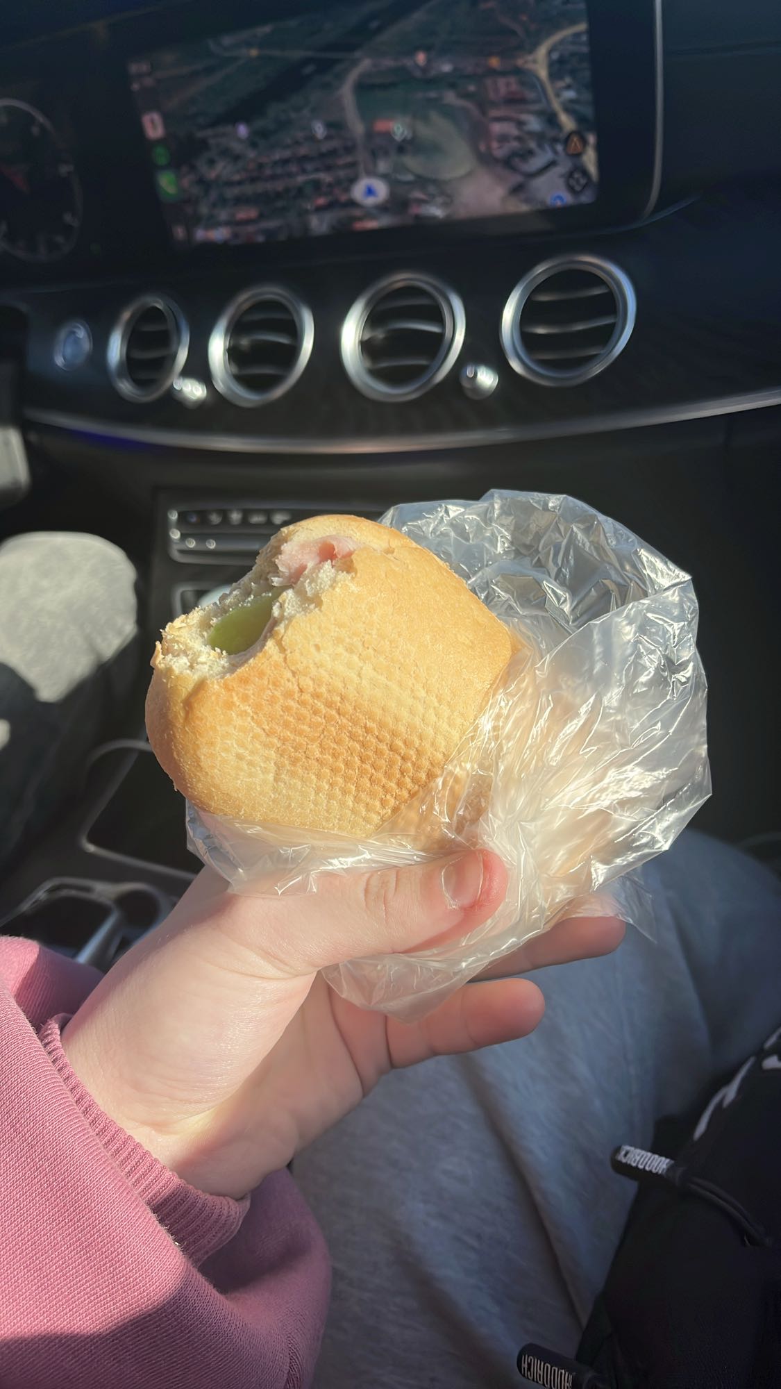 Bułka z szynką i ogórkiem