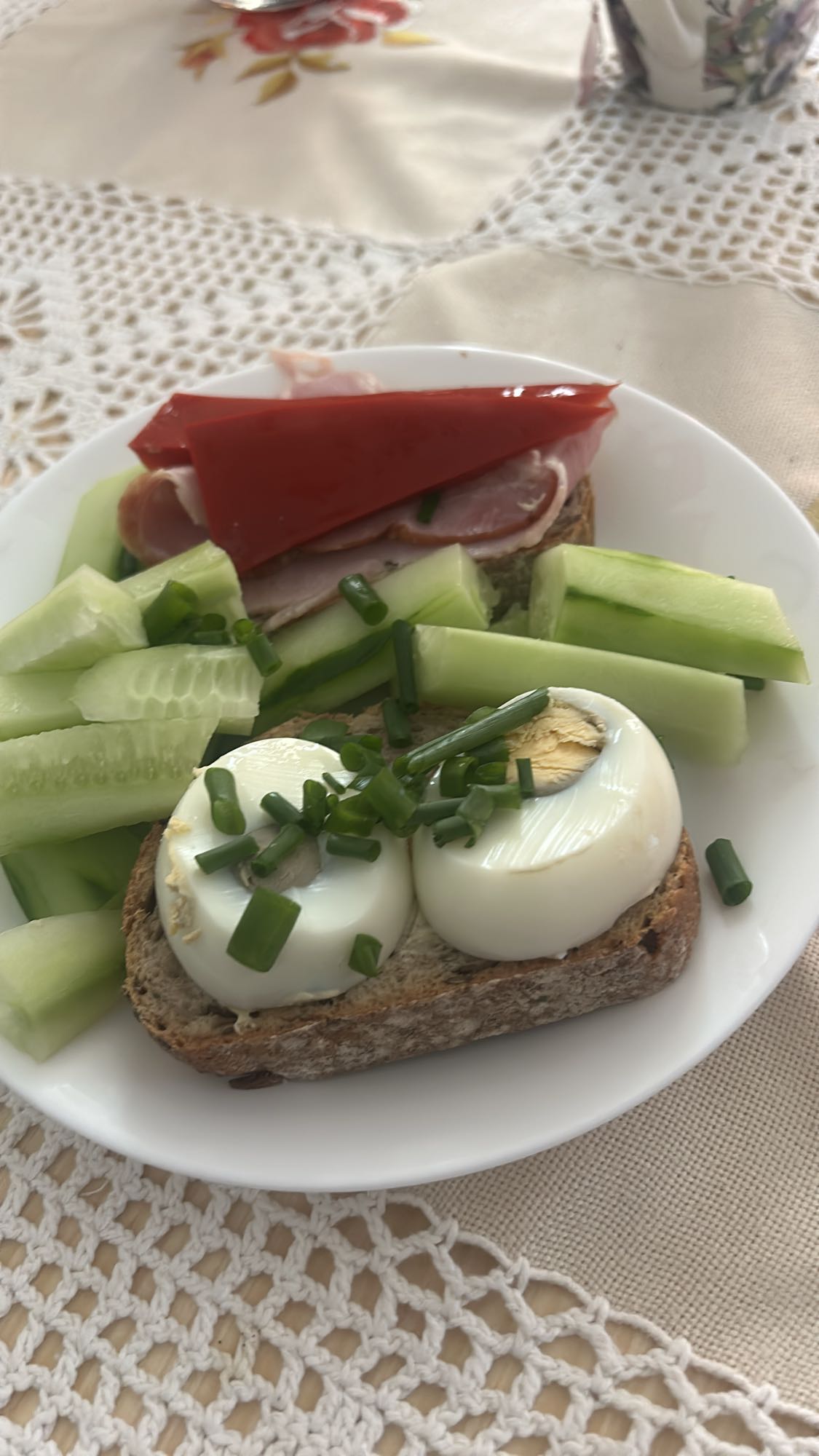 Kanapki z jajkiem i szynką