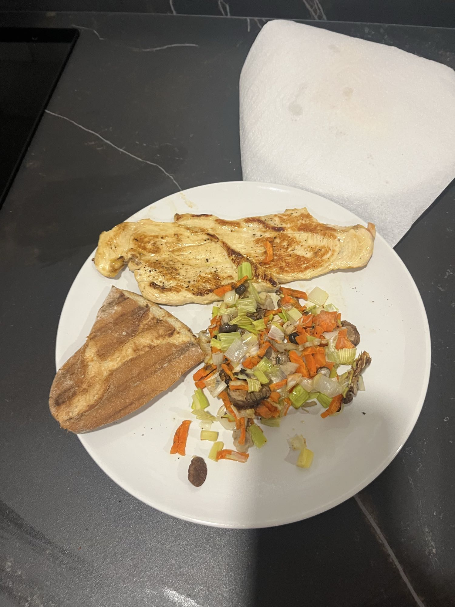 Pollo con verduras y pan