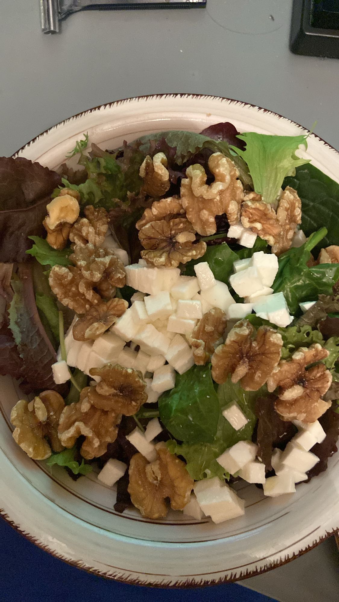 Ensalada de nuez y queso