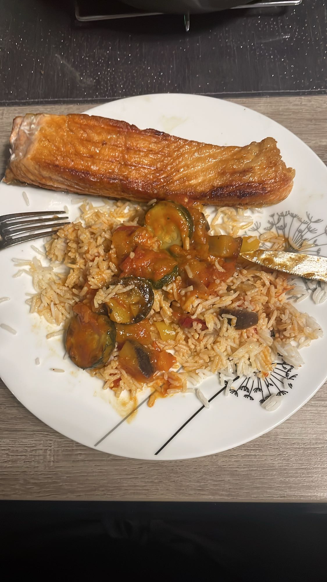 Saumon avec riz et légumes