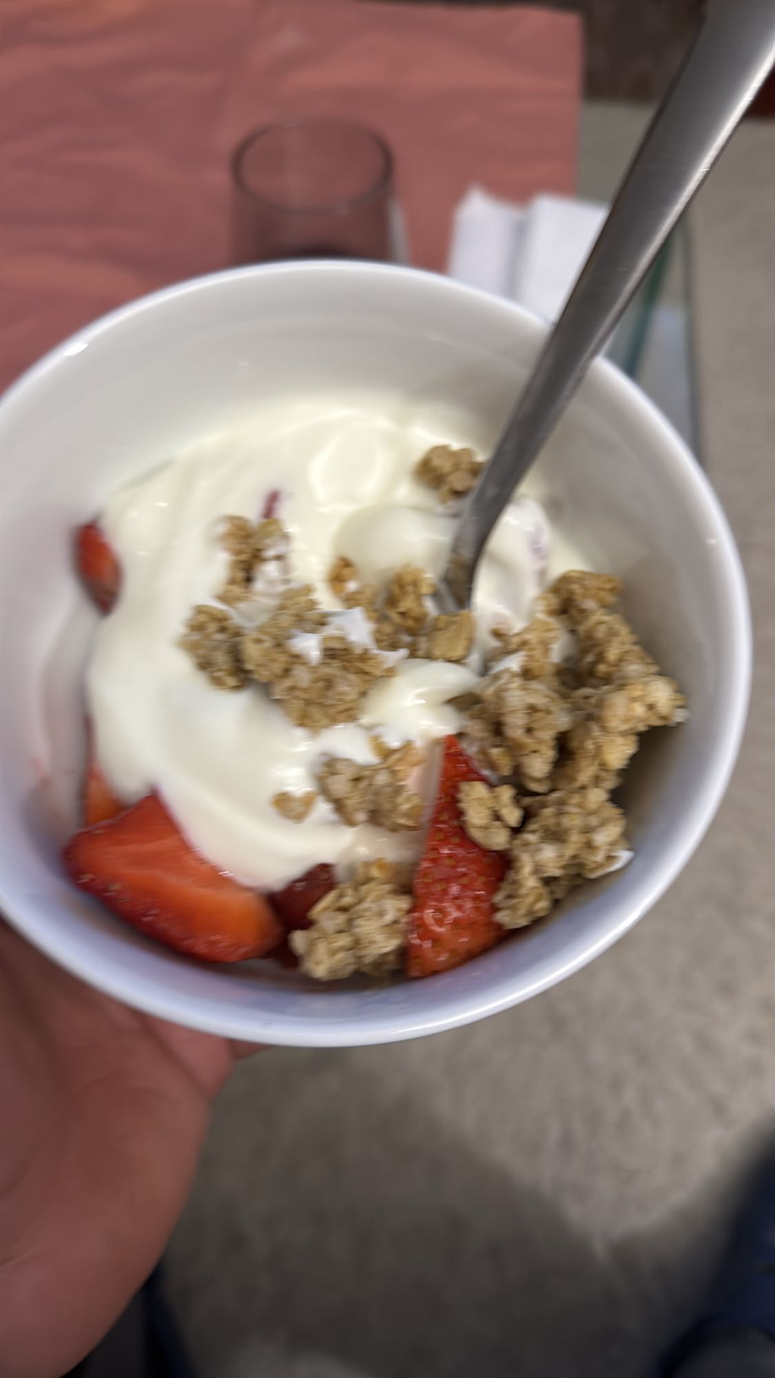 Yogur con frutas y granola