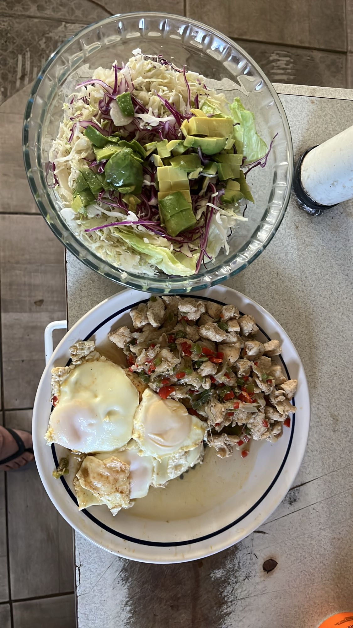 Ensalada y pollo con huevos