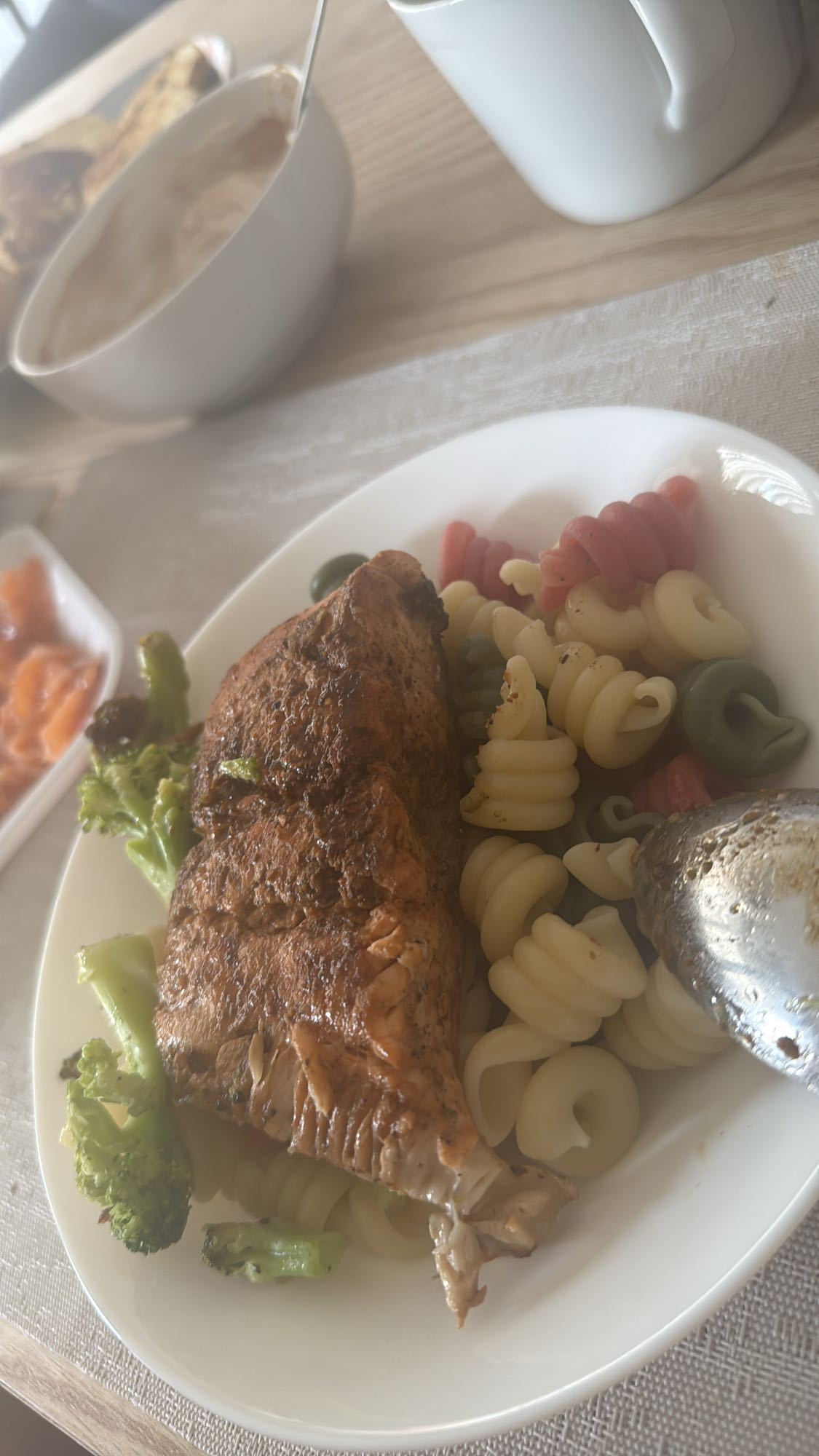 Лосось с пастой и брокколи