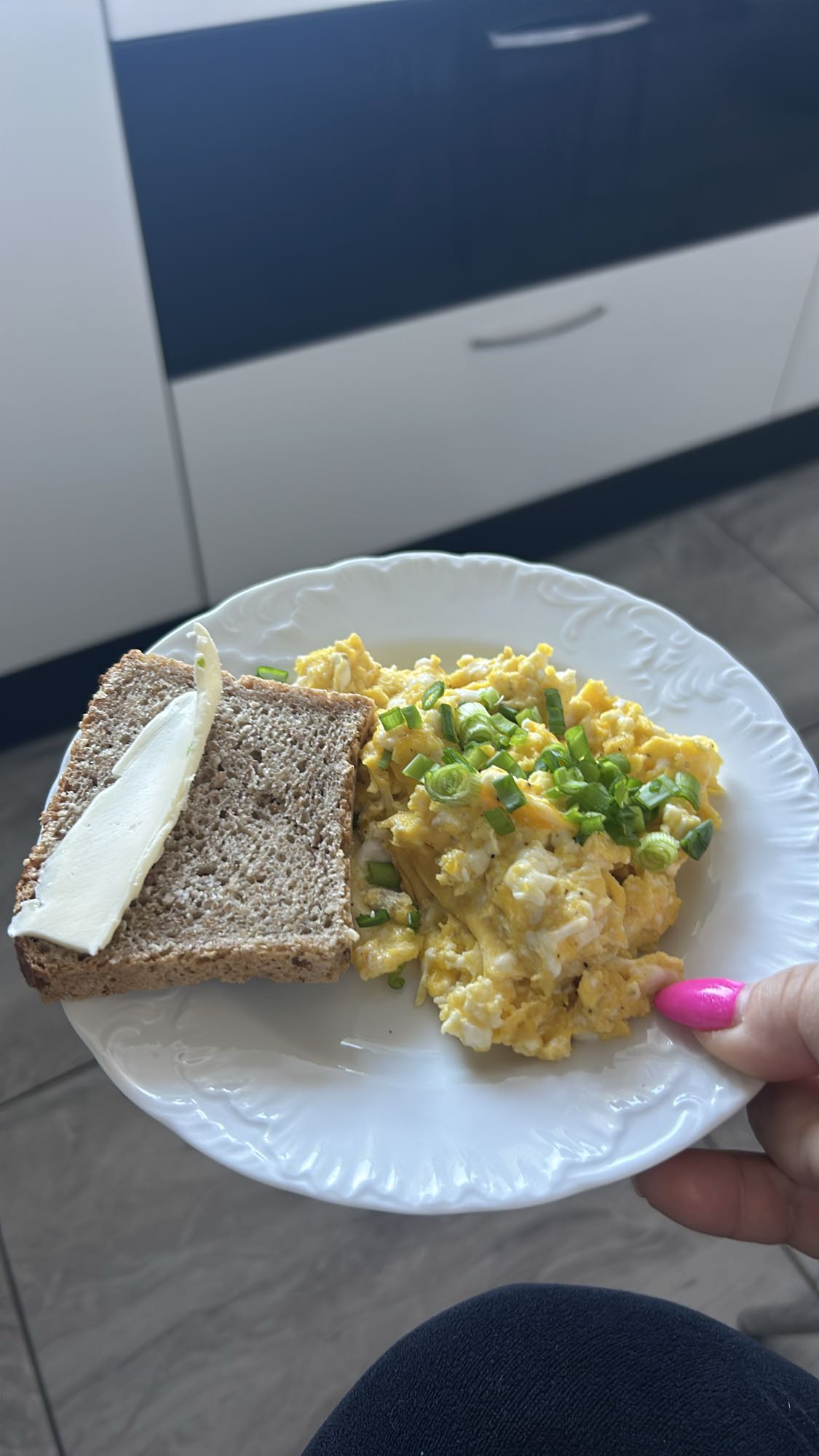 Jajecznica z chlebem