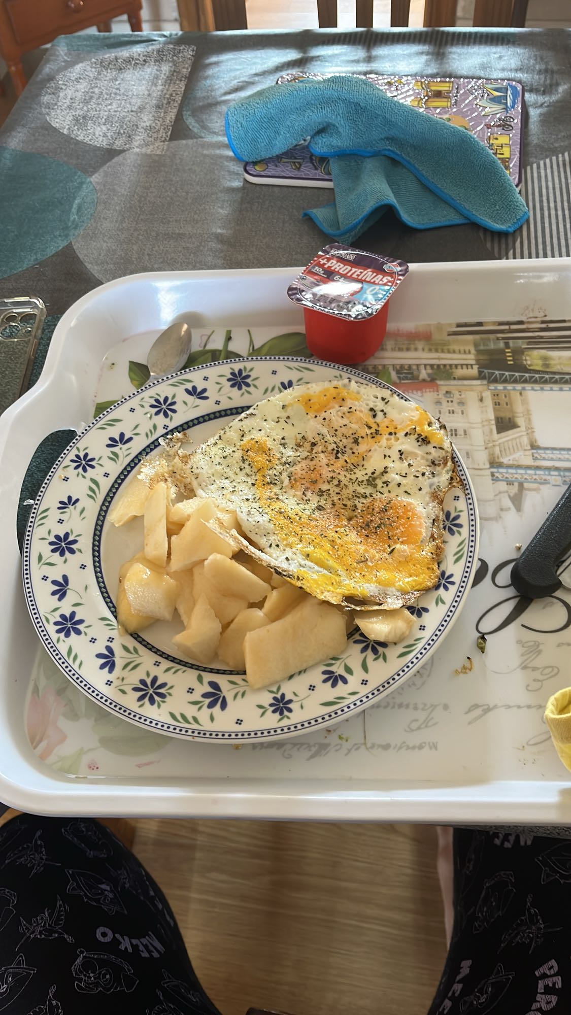 Œufs et fruits matin