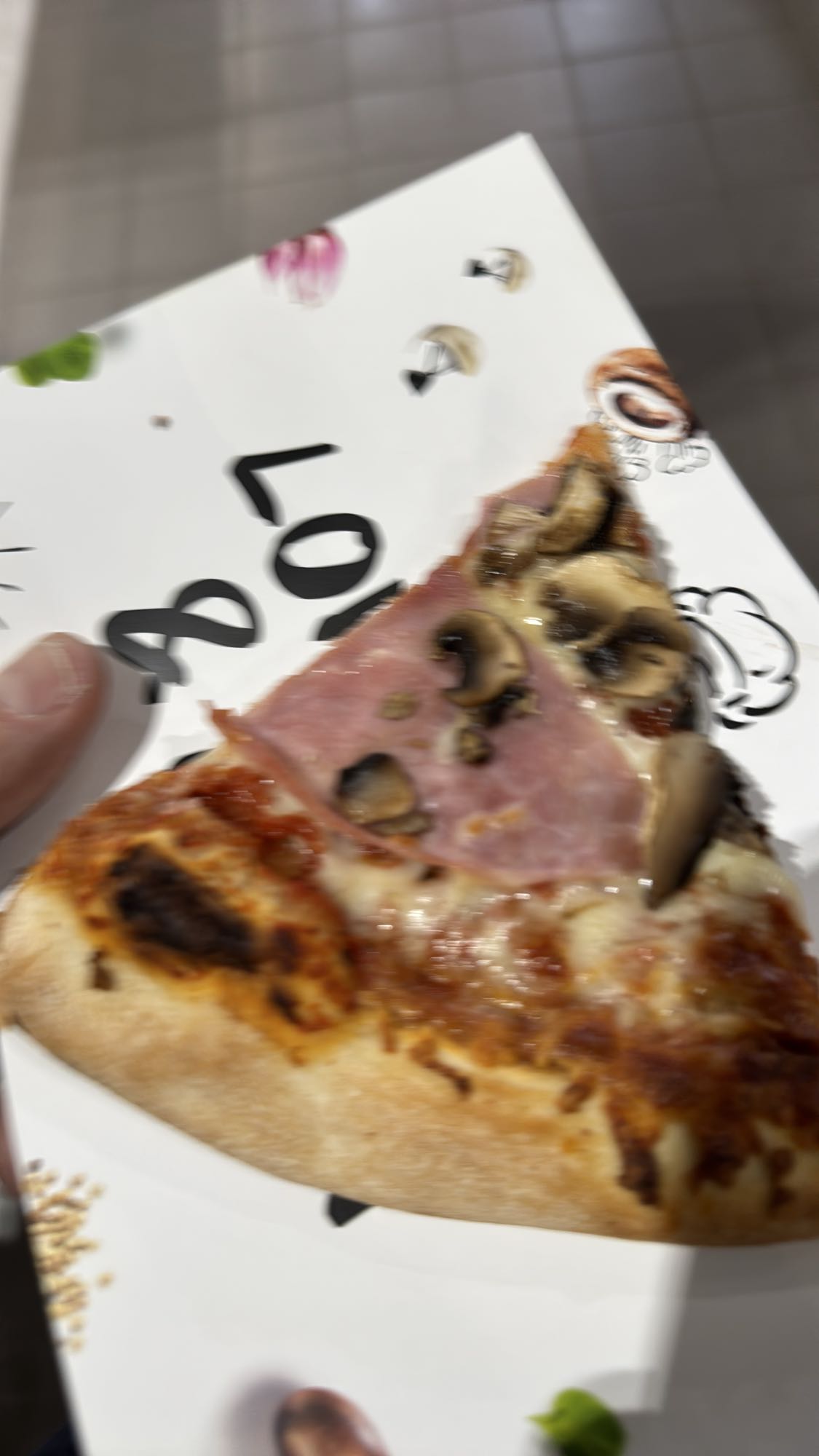 Pizza z szynką i pieczarkami