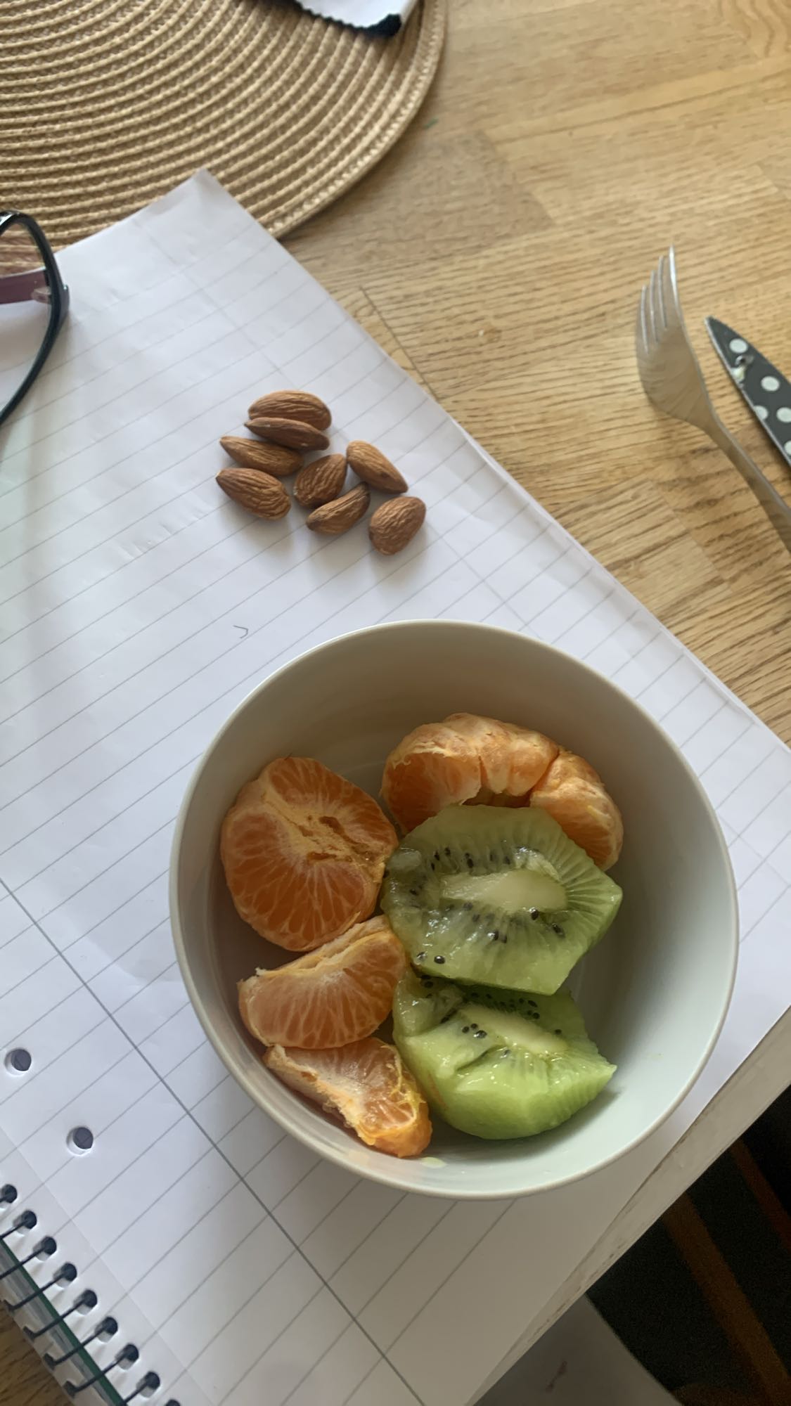 Fruktskål med mandlar