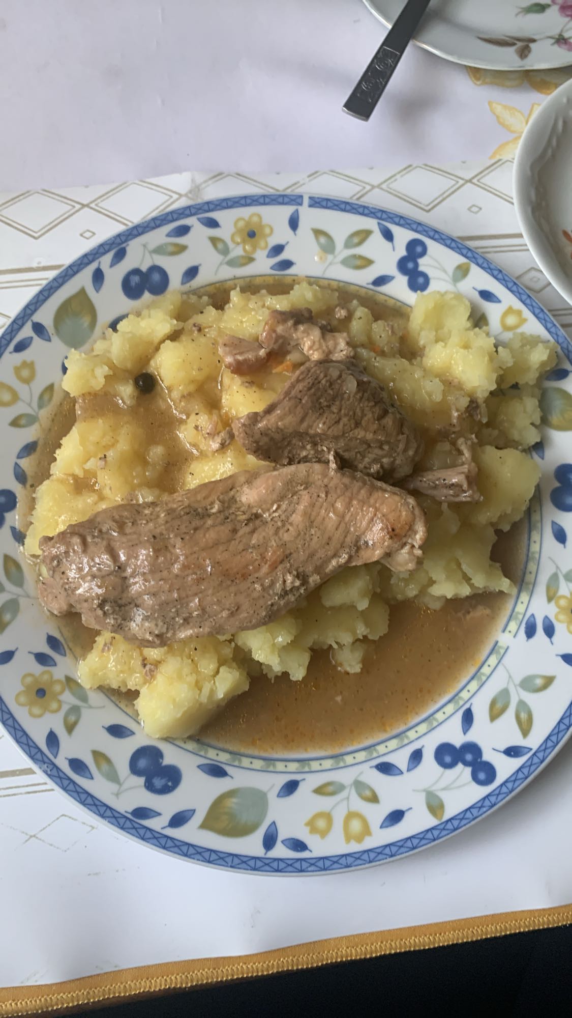 ziemniaki z sosem i mięsem