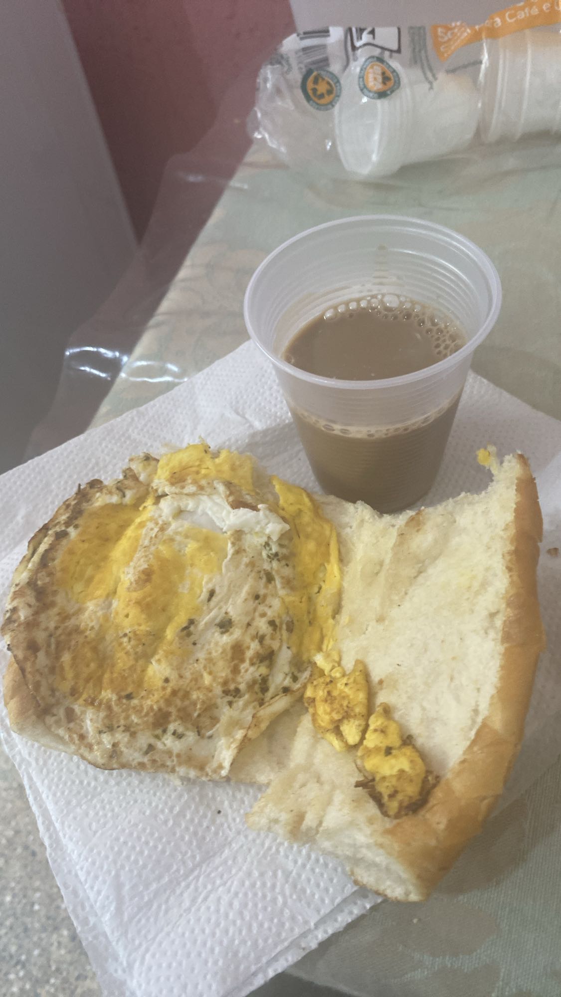 Pão com ovo e café