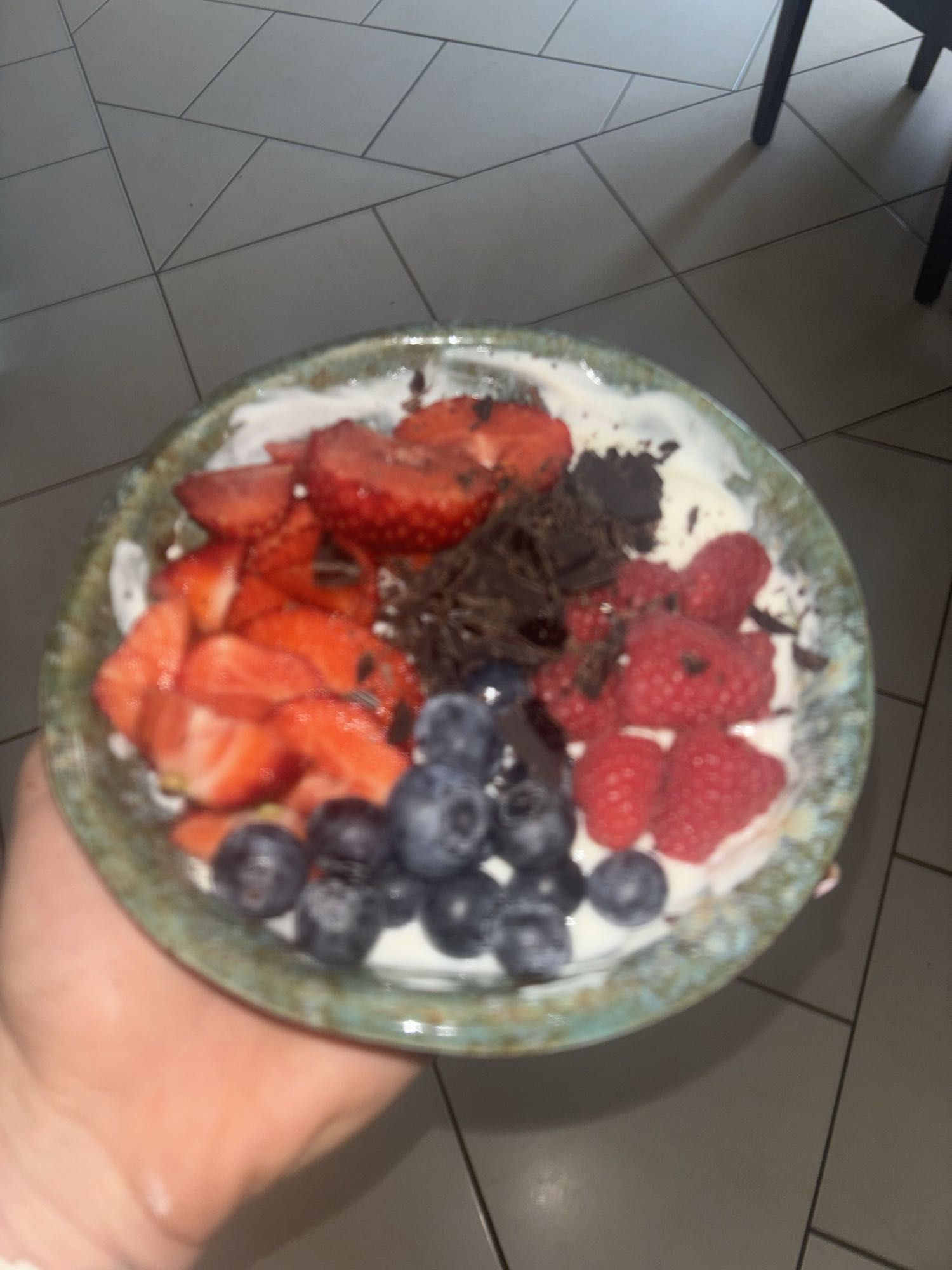 Bol de fromage blanc aux fruits et chocolat noir