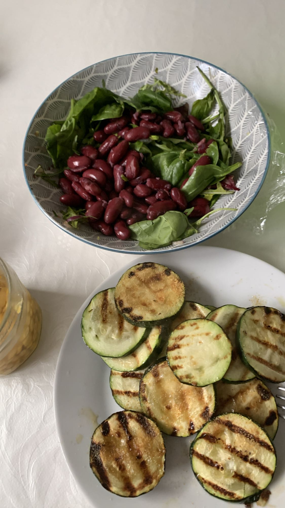 Zucchini y ensalada de frijol