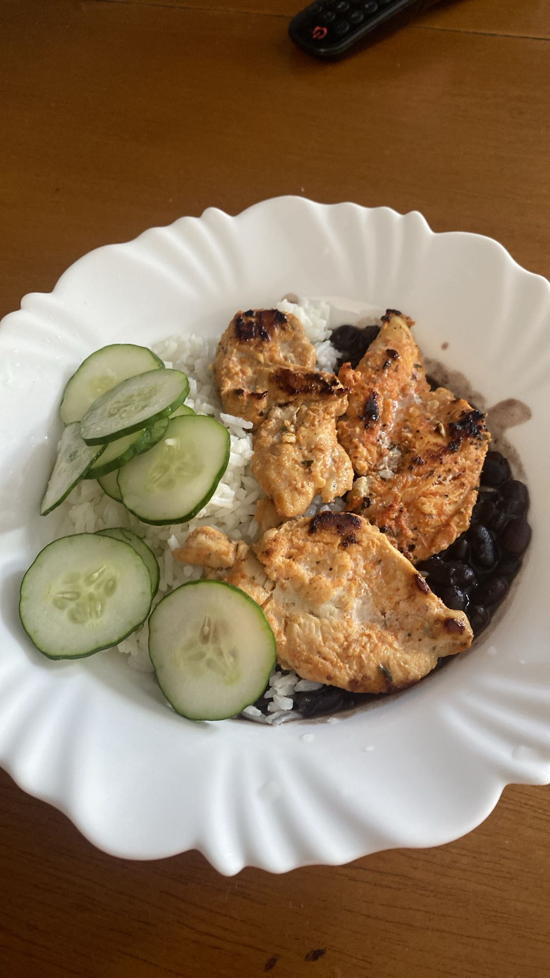 Frango com arroz e feijão