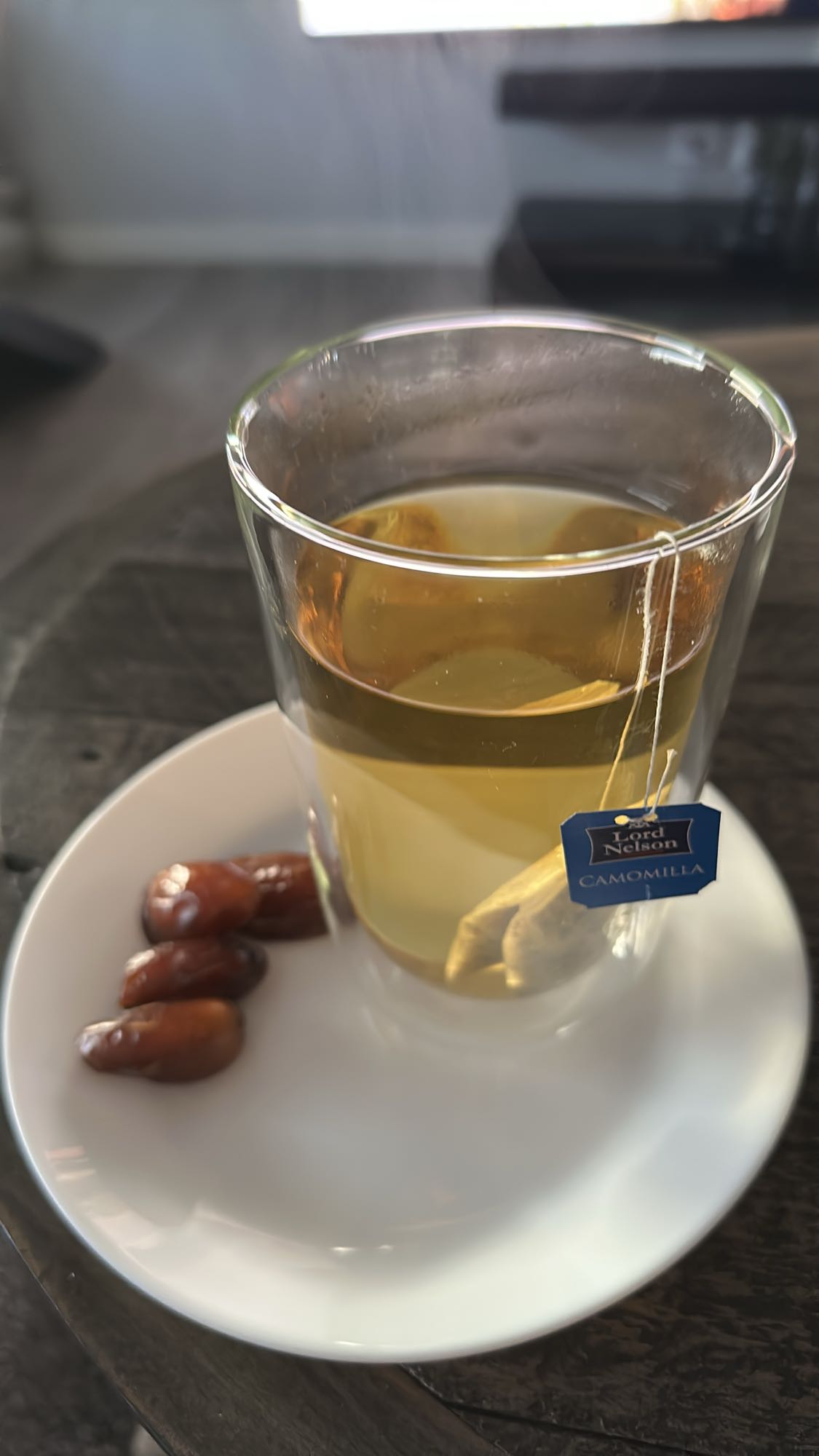 Kamomillte och dadlar