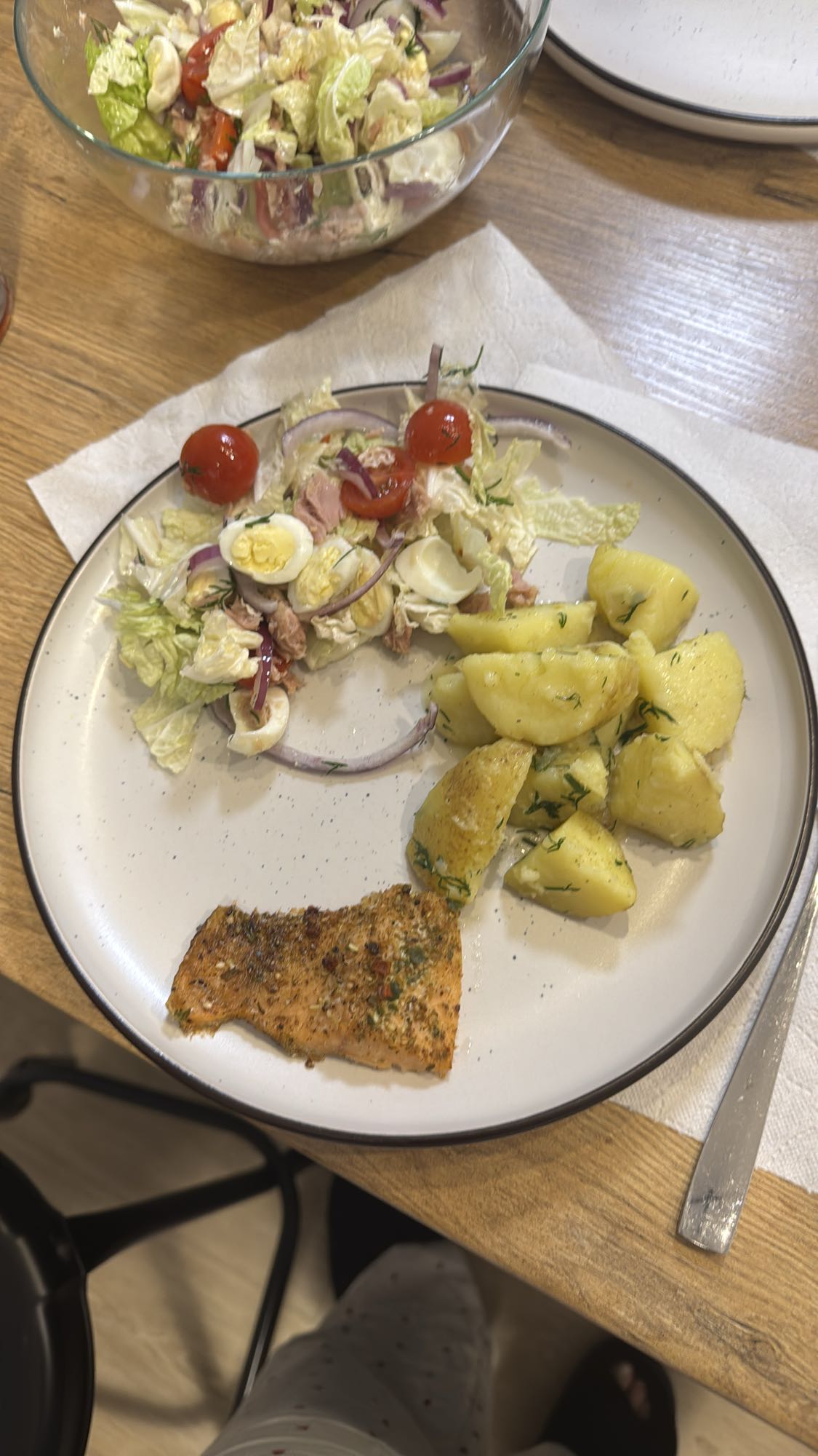 Салат с картошкой и лососем