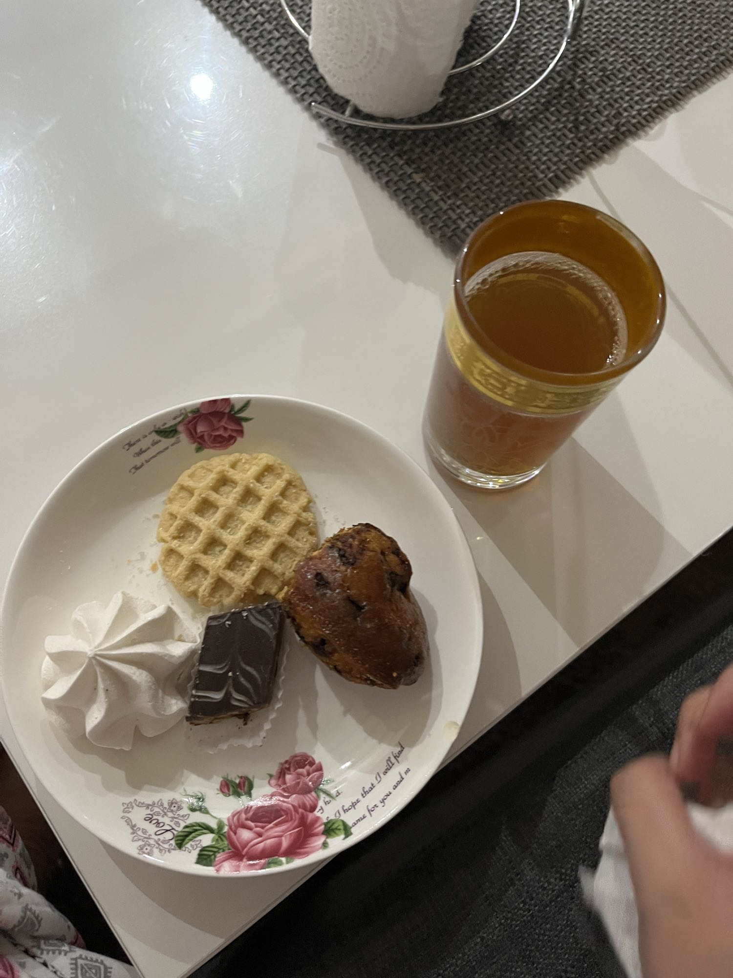 Assiette sucrée et thé