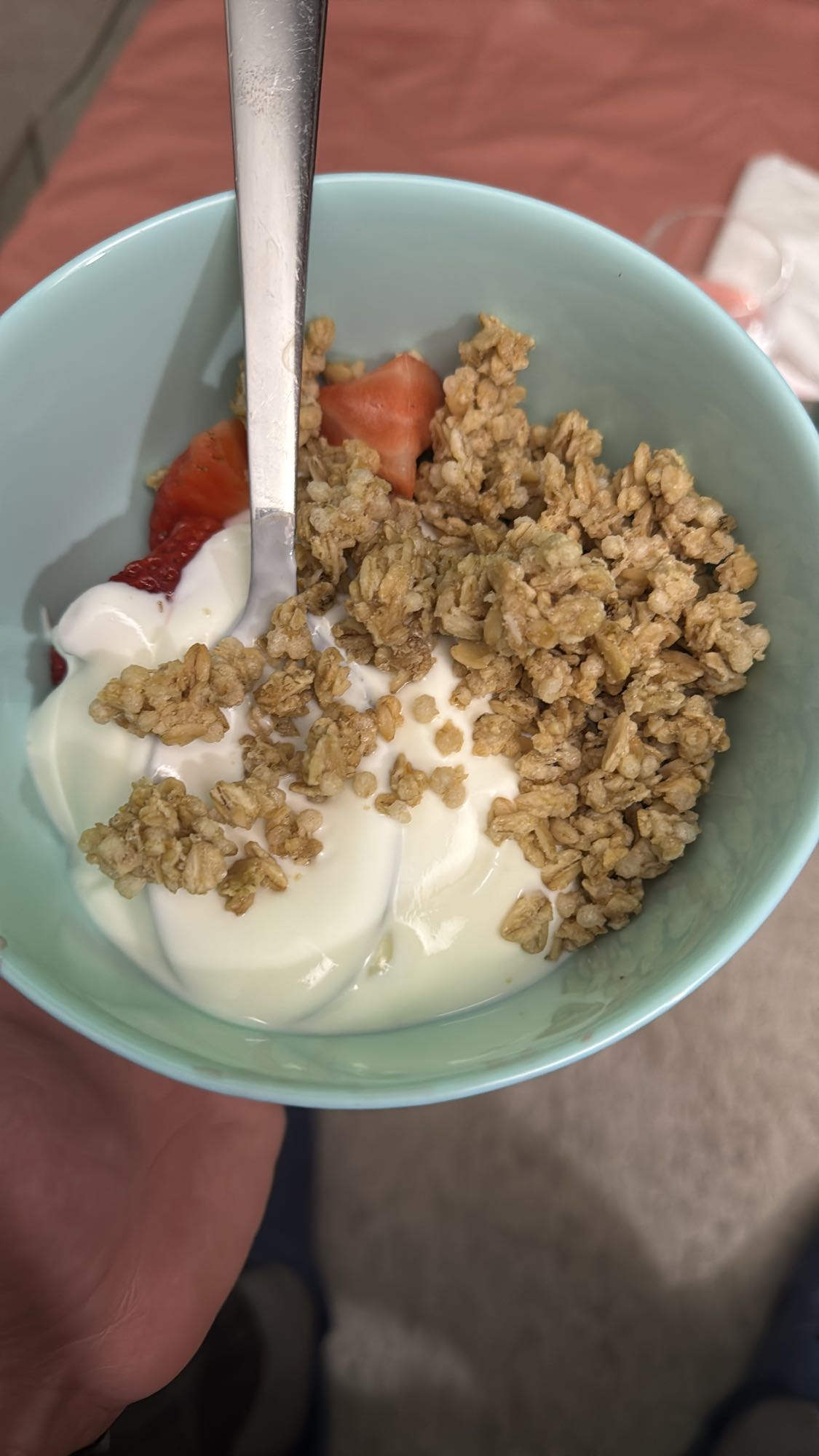 Yogur con granola y fresas