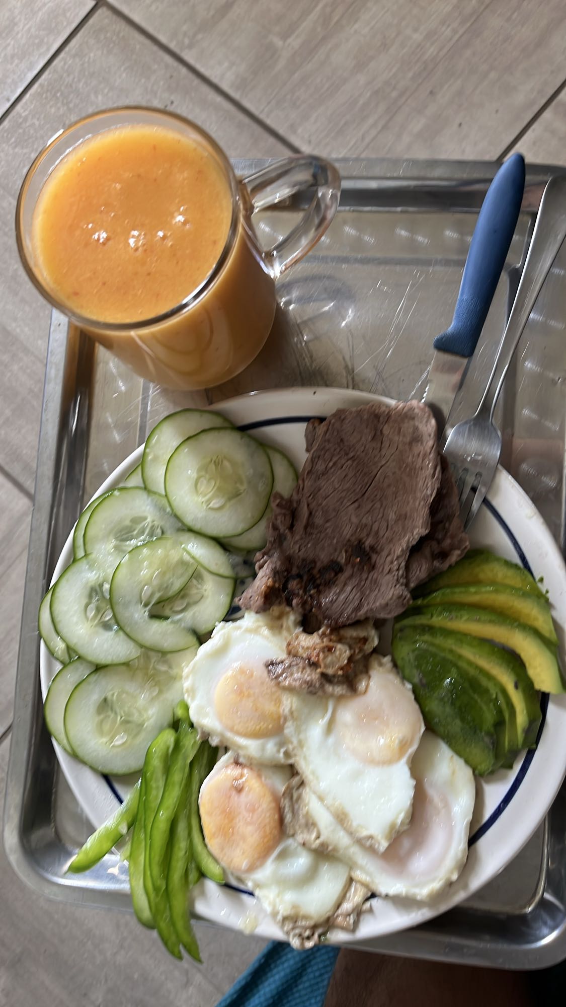 Desayuno con huevos y carne