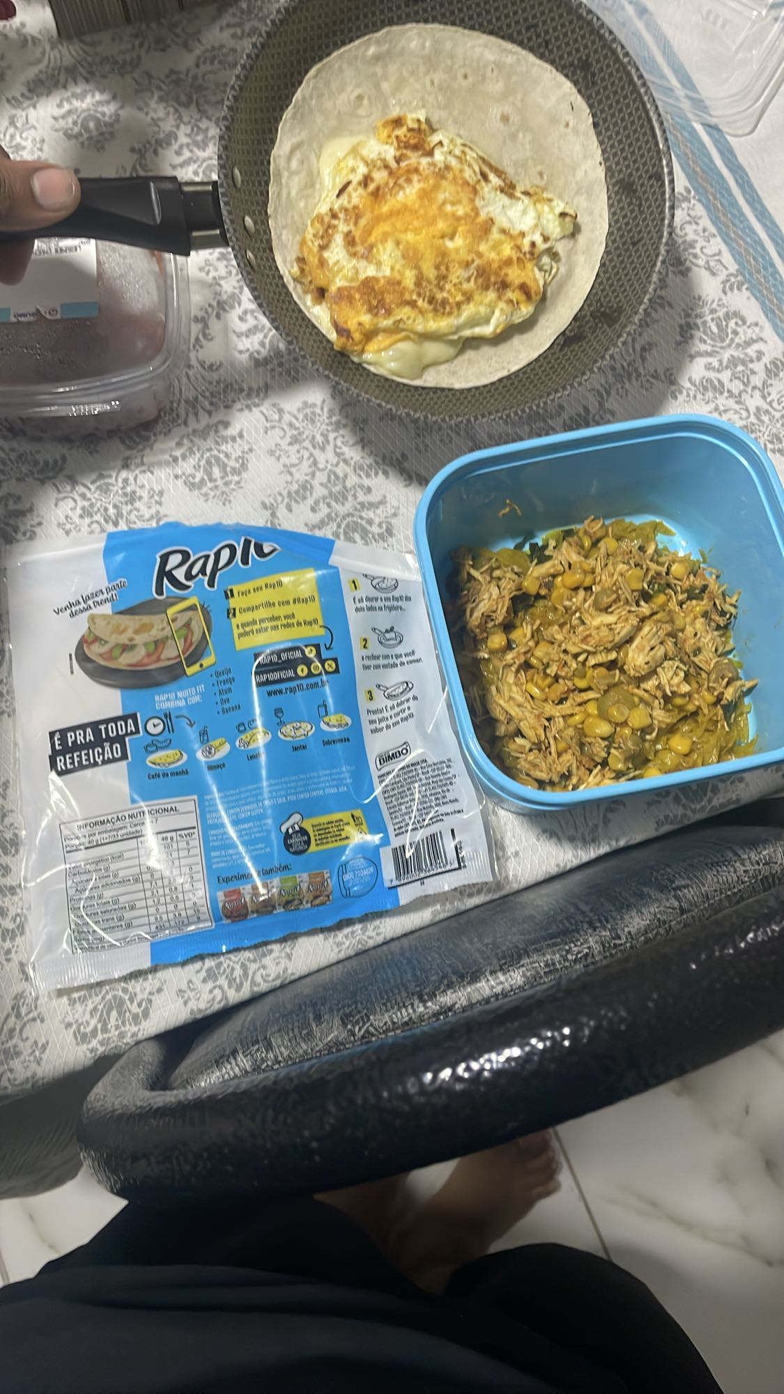 Wrap de frango, ovo e vegetais