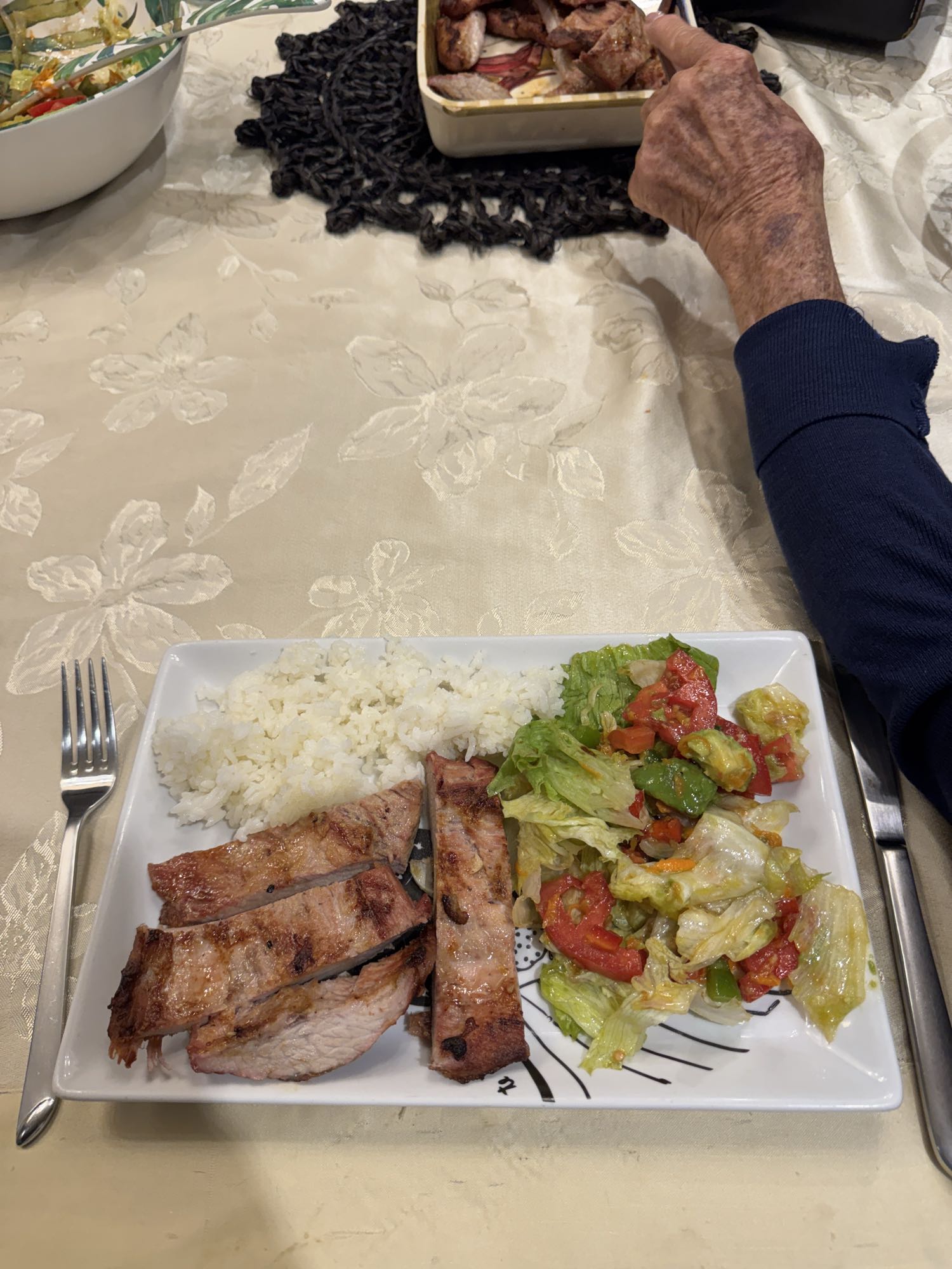 Carne con arroz y ensalada